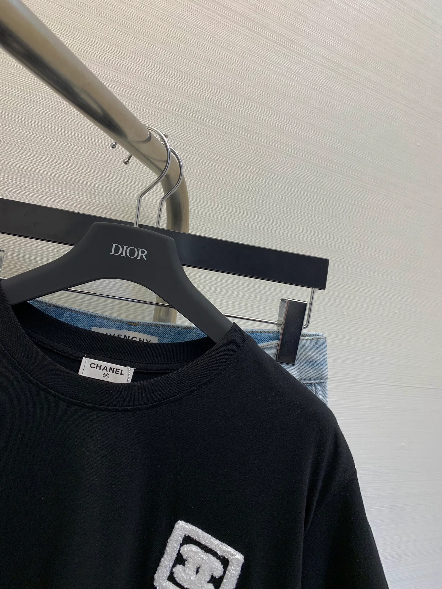 Футболка Chanel 2404 Весна/Лето в винтажном стиле, с вышивкой, квадратным вырезом, коротким рукавом, из махровой ткани — черная.