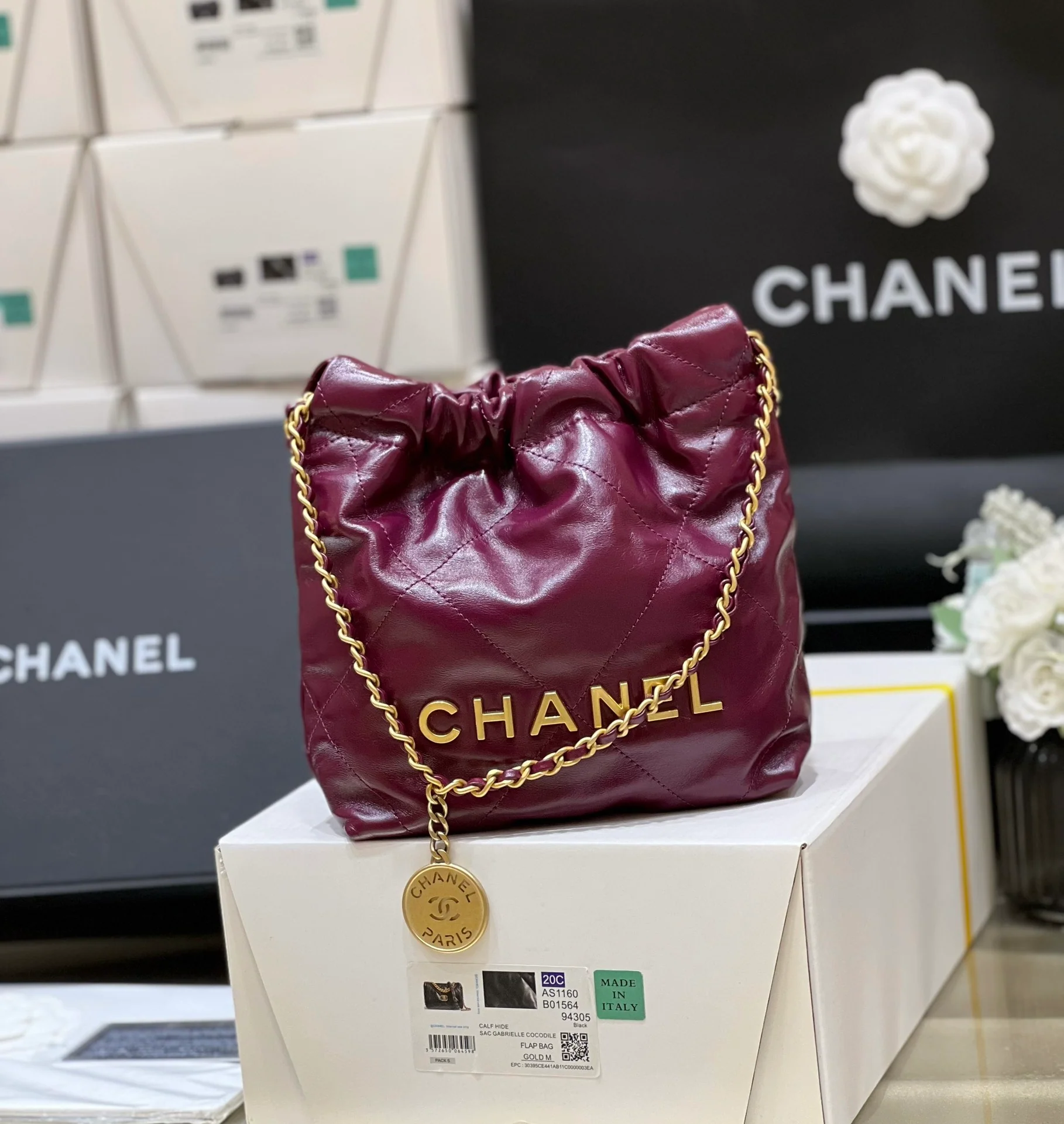 Новинка сезона весна/лето 2023 от Chanel - сумка 22 - мини - бордовый - на фото.