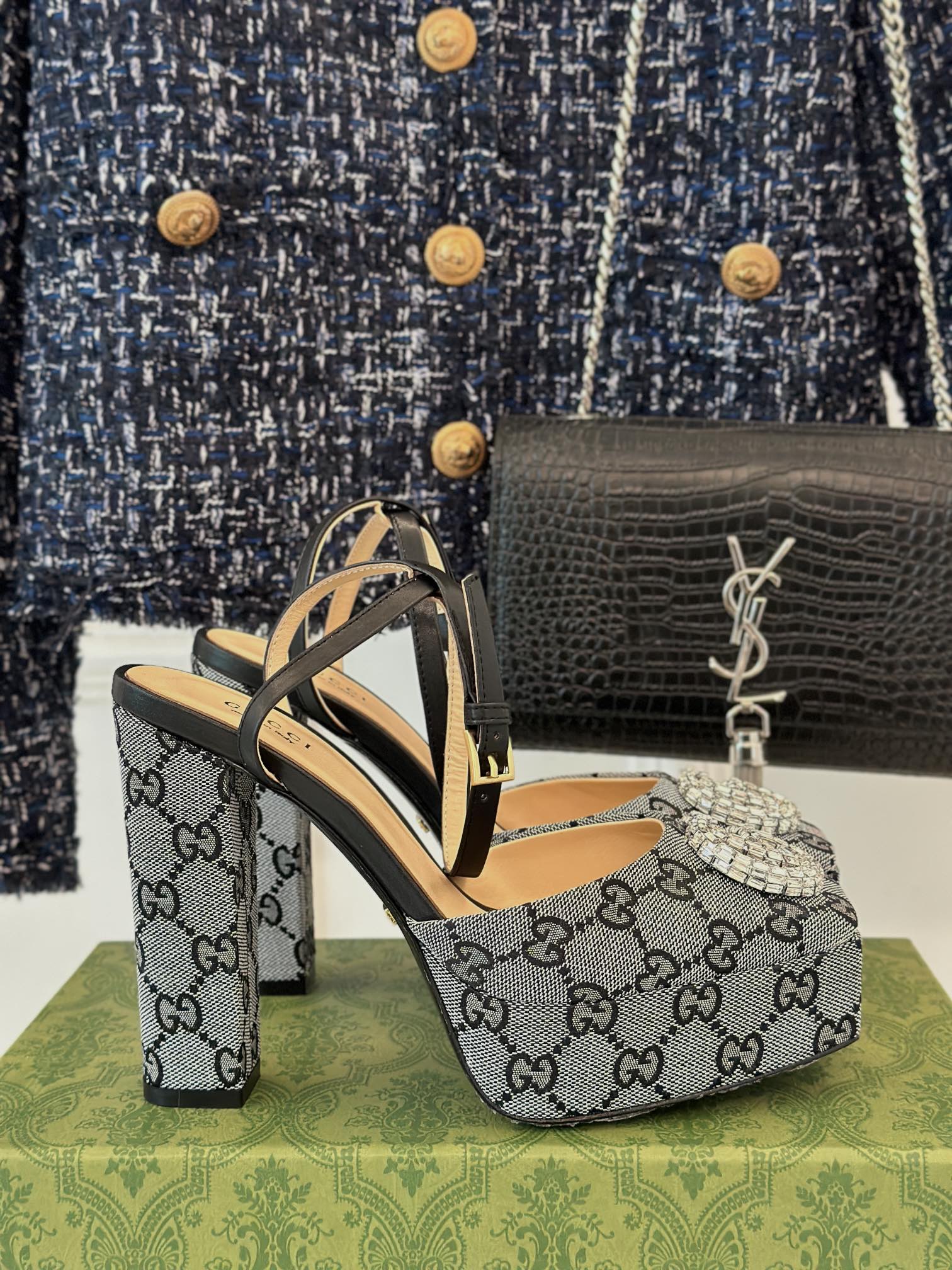 Босоножки на высоком каблуке Gucci 2024 — серые