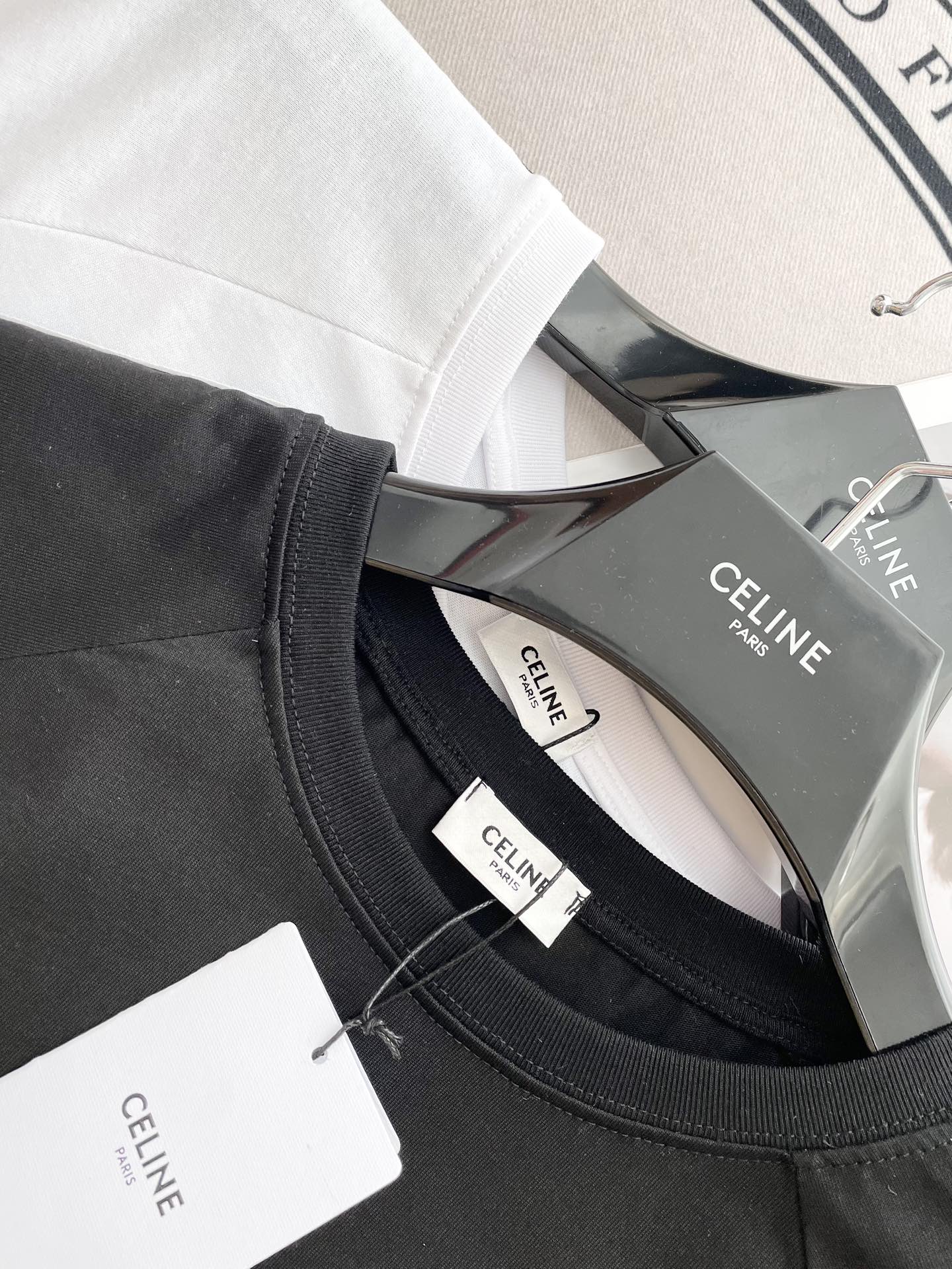 Футболка Celine 2404 с коротким рукавом и узором ?Триумфальная арка?, украшенная стразами, свободного кроя, черная.