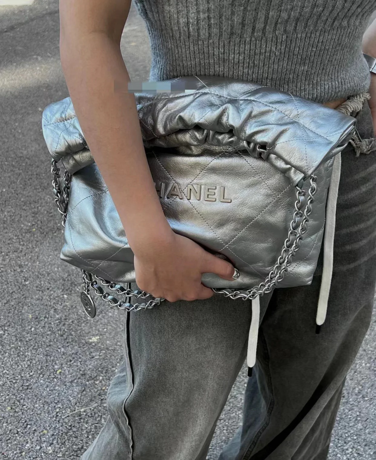 Новинка сезона весна/лето 2023 от Chanel - сумка 22bag - маленькая - серебристая - Фотографии в действии.