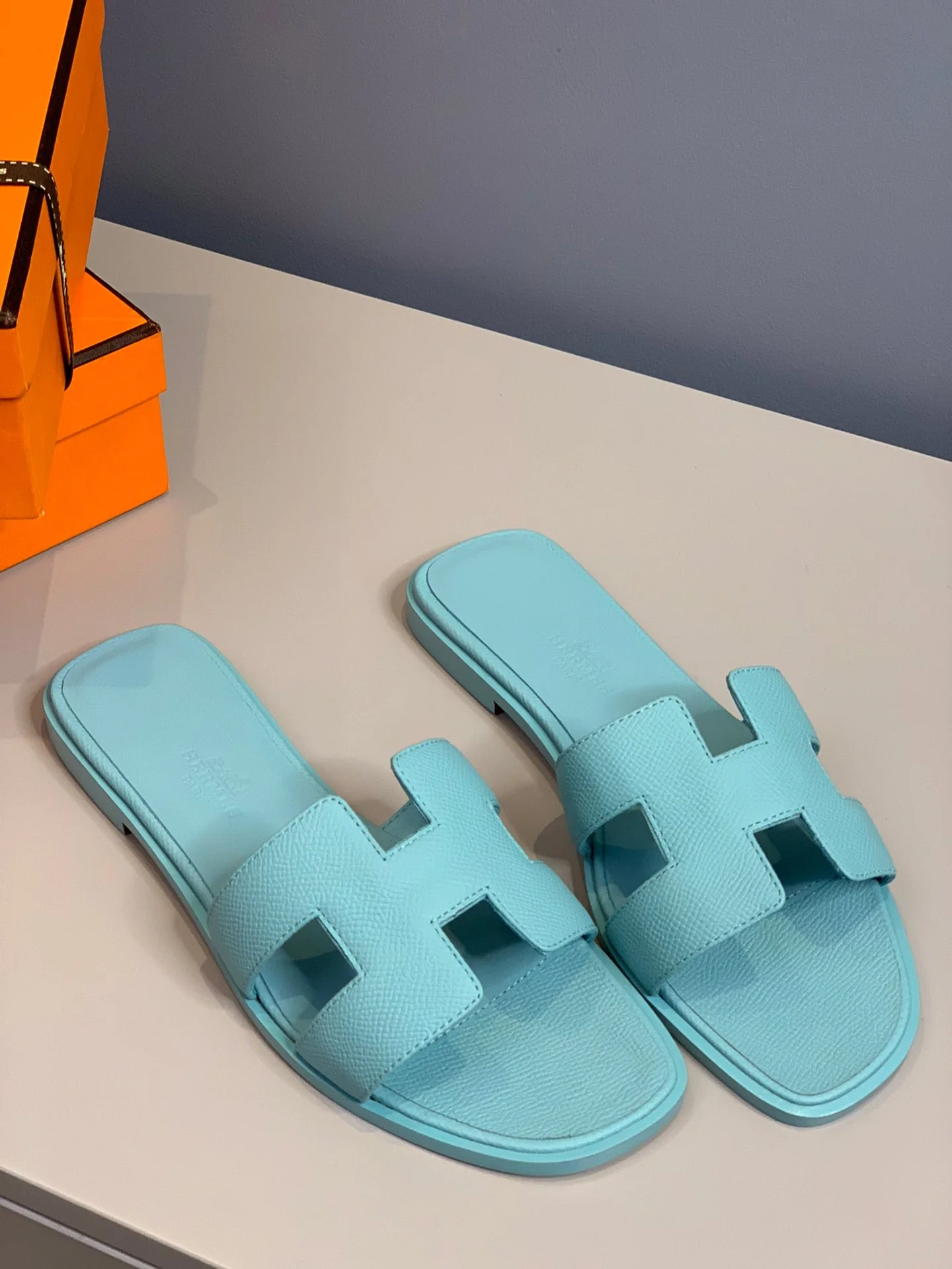 Новинка 2022 года от Hermes - Тапочки с отпечатком руки в форме буквы H - Светло-голубые