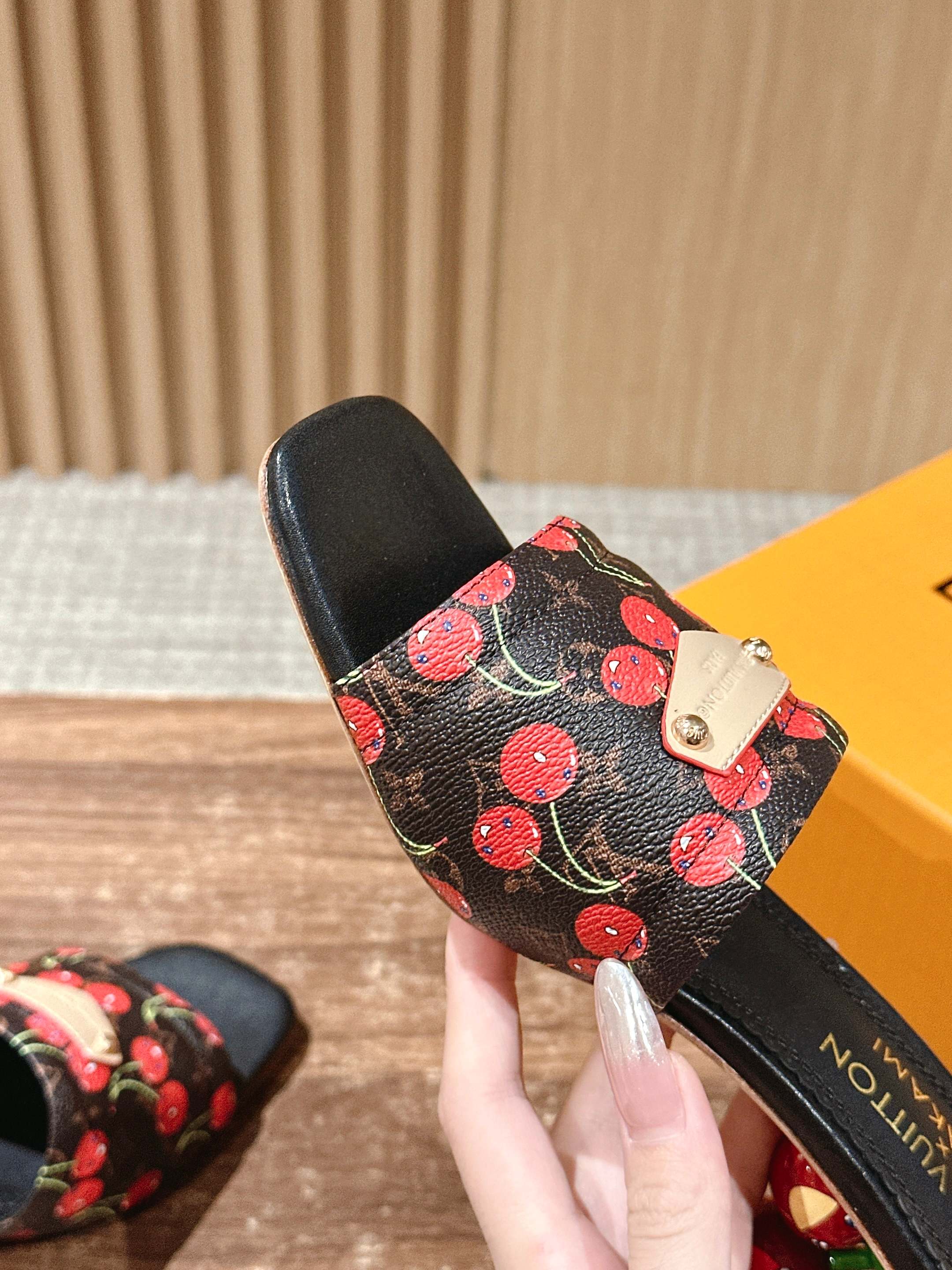 LV - Коллекция Такаши Мураками в стиле ретро - Сандалии на низком каблуке - Вишнево-черные