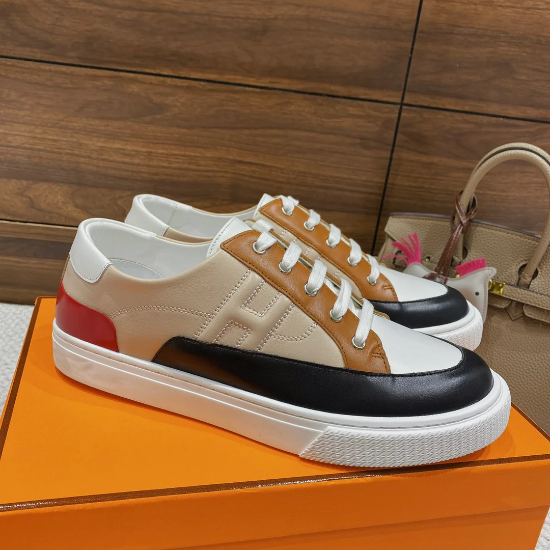 Весенняя коллекция Hermes 2022 — Белые повседневные кроссовки — Мужская модель — Цветовые блоки абрикосового цвета