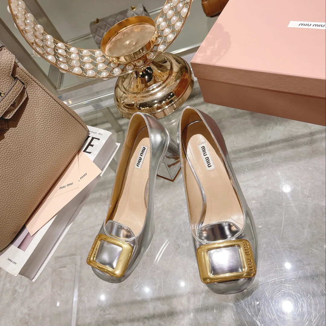 Новинка сезона осень/зима 2022 от Miu Miu - Туфли на массивном каблуке с квадратным носком - Серебристые