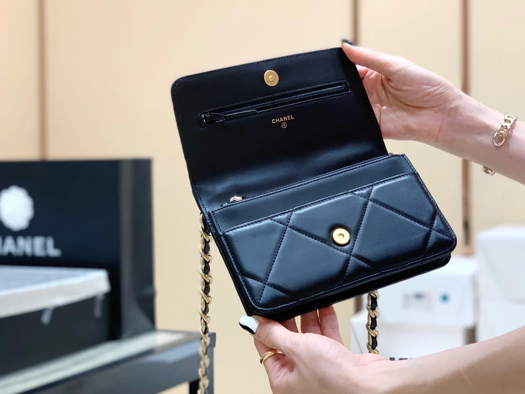 Сумка-клатч/кроссбоди Chanel Classic Logo Quilted WOC 2019 года, черная.