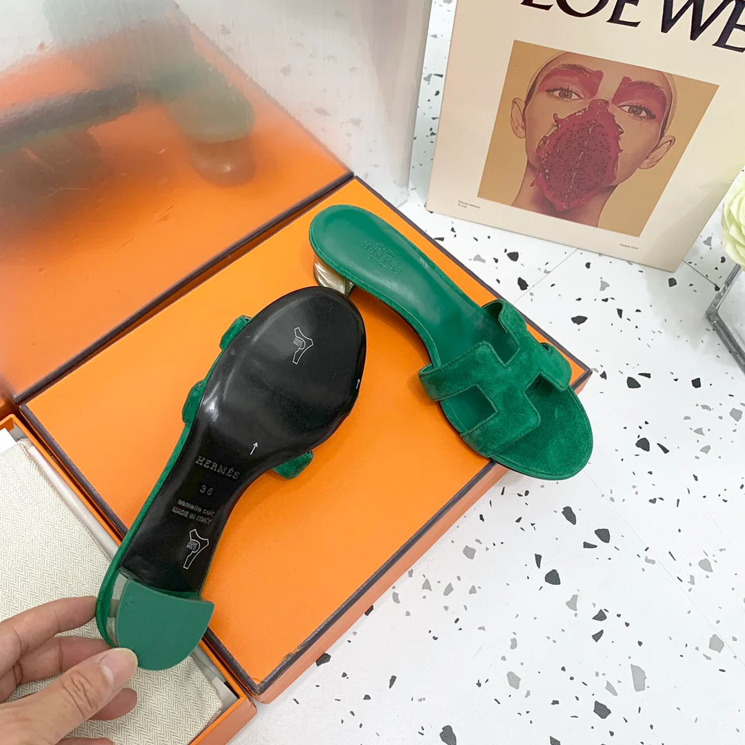 Новинка весны 2022 года от Hermes - сандалии на плоской подошве и среднем каблуке - 2