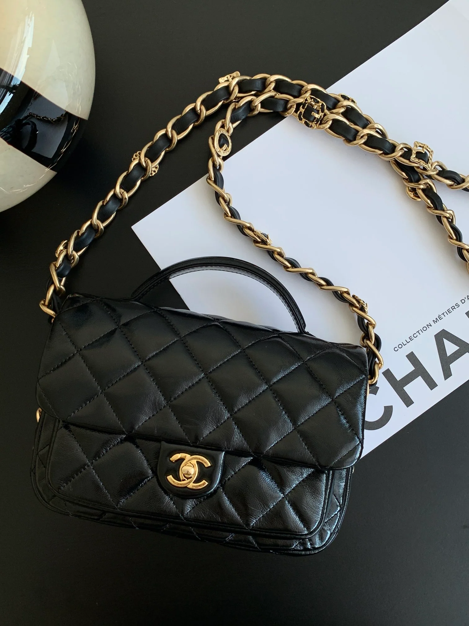 Chanel - Сумка-мессенджер с ручкой из овечьей кожи - Черная