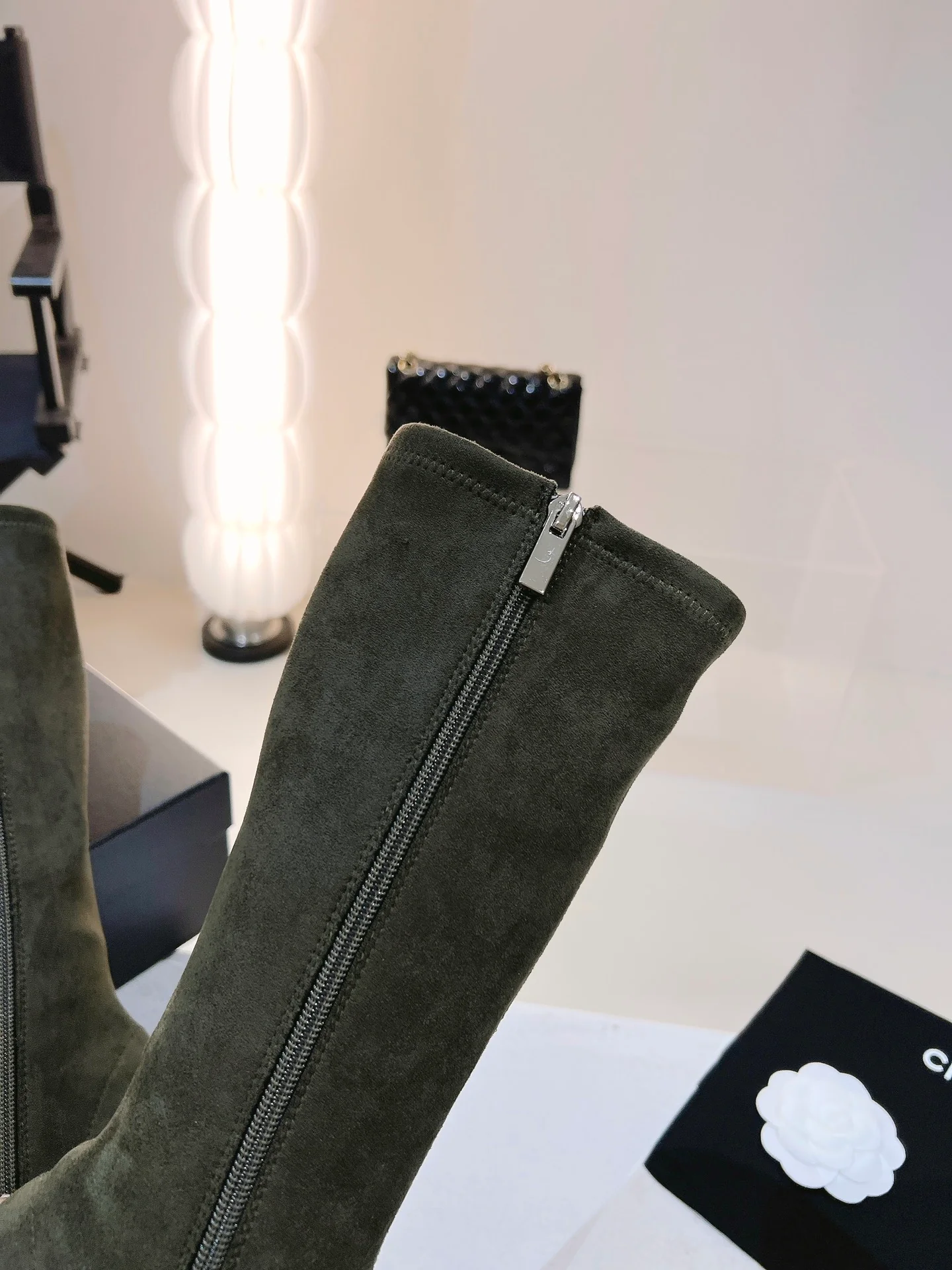 Новинка сезона осень/зима 2022 от Chanel - высокие сапоги из темно-зеленой замши.