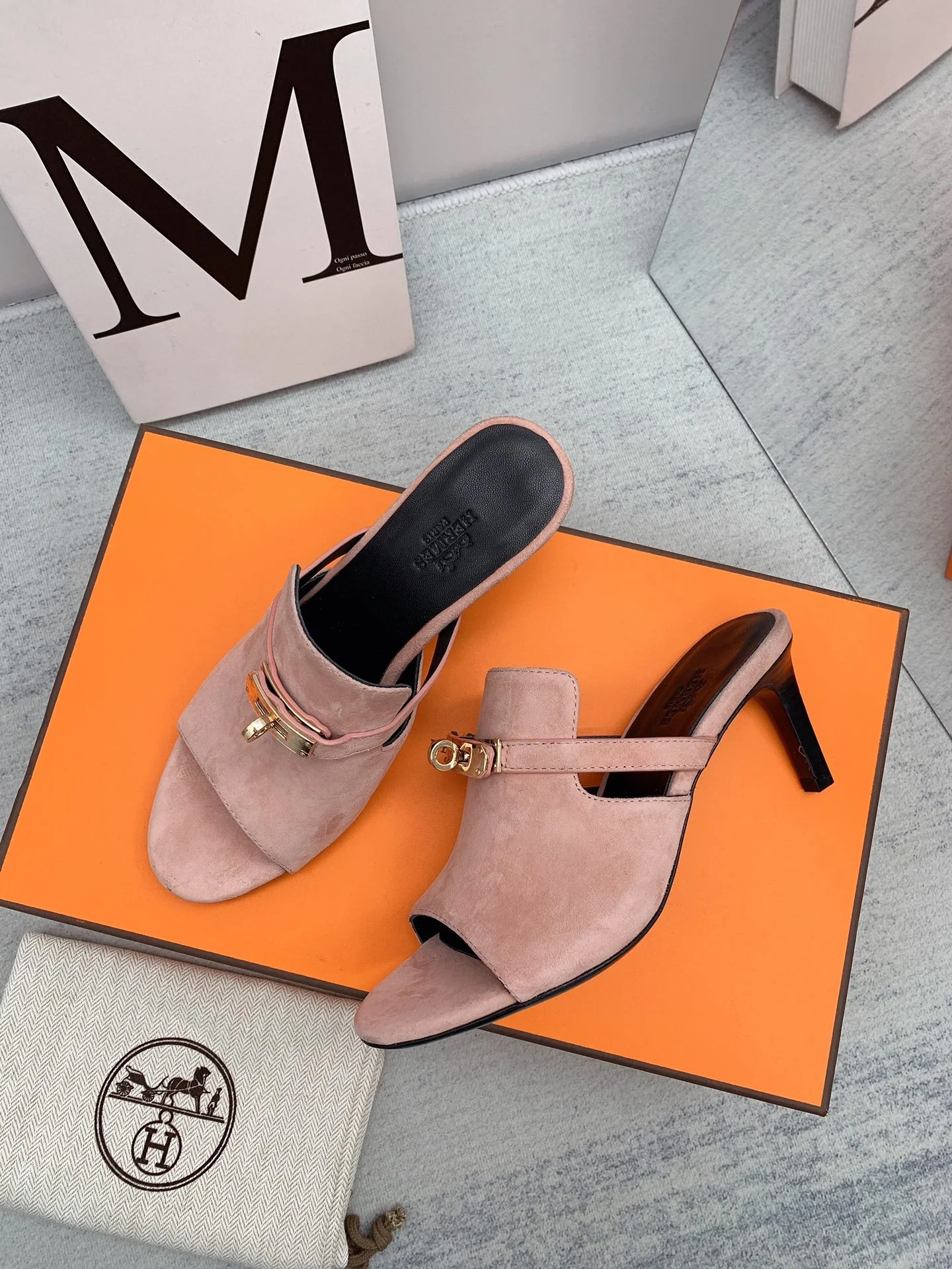 Новинка сезона осень/зима 2022 от Hermes — шлепанцы на высоком каблуке с открытым носком.