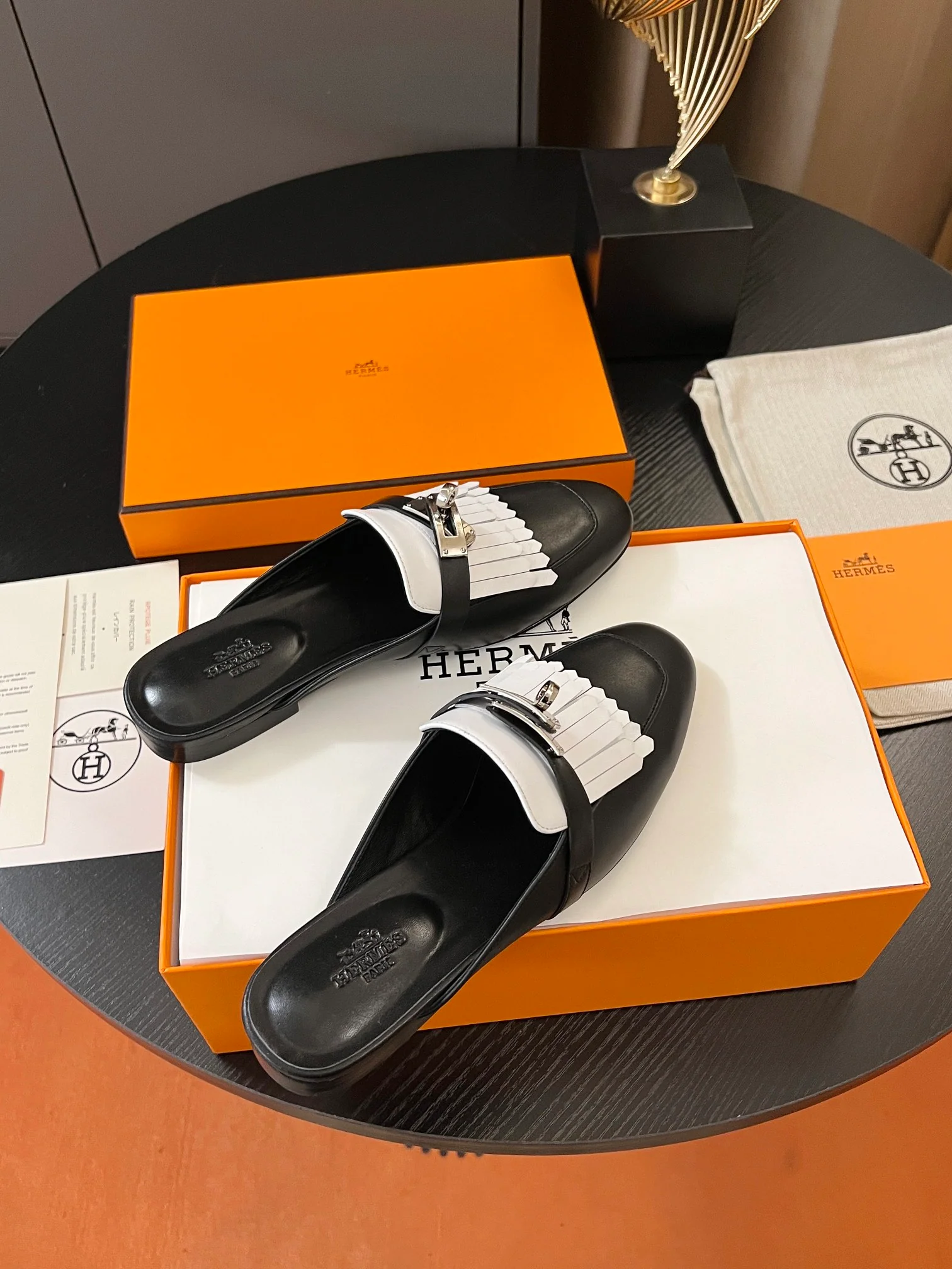 Мюли Hermes Kelly Slip-on 2024 года - черные