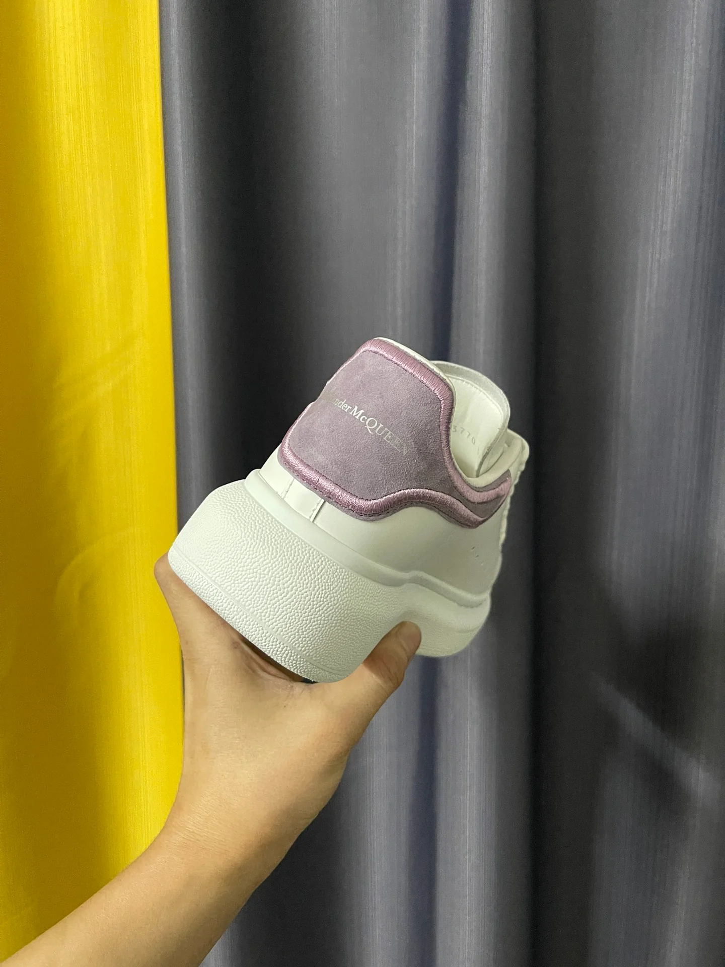 Классические белые кроссовки McQueen - унисекс - фиолетовая вышивка на пятке