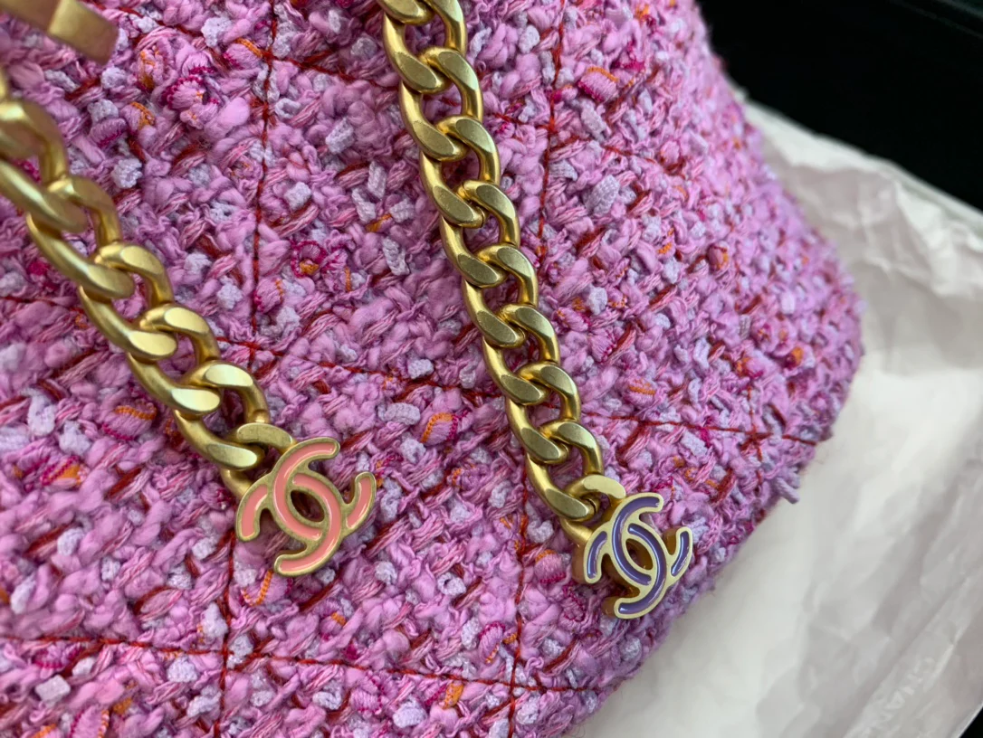 Новинка 2022 года от Chanel - Эмалированная сумка-ведро.