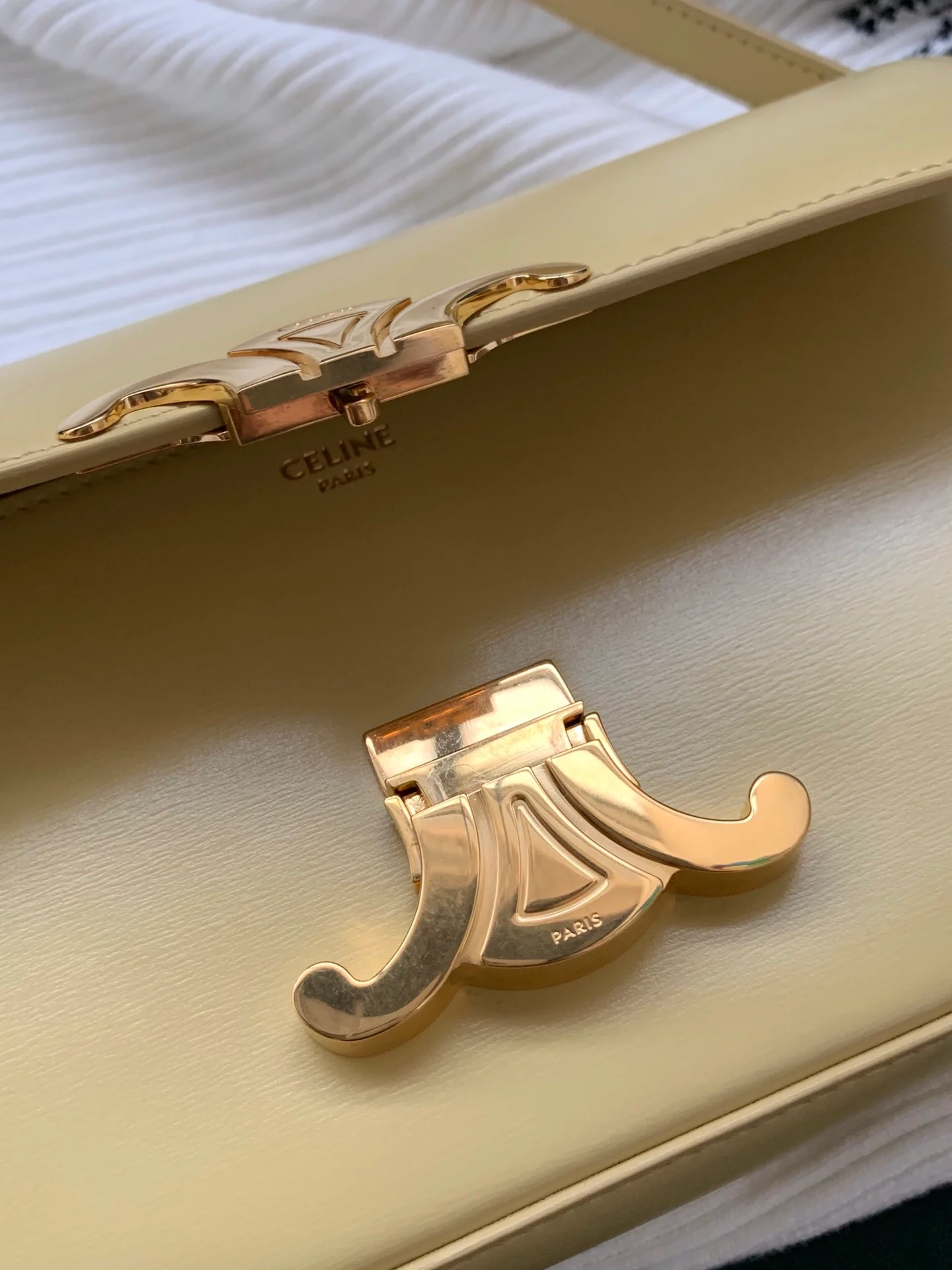 Кожаная сумка через плечо Celine Triomphe - желтая