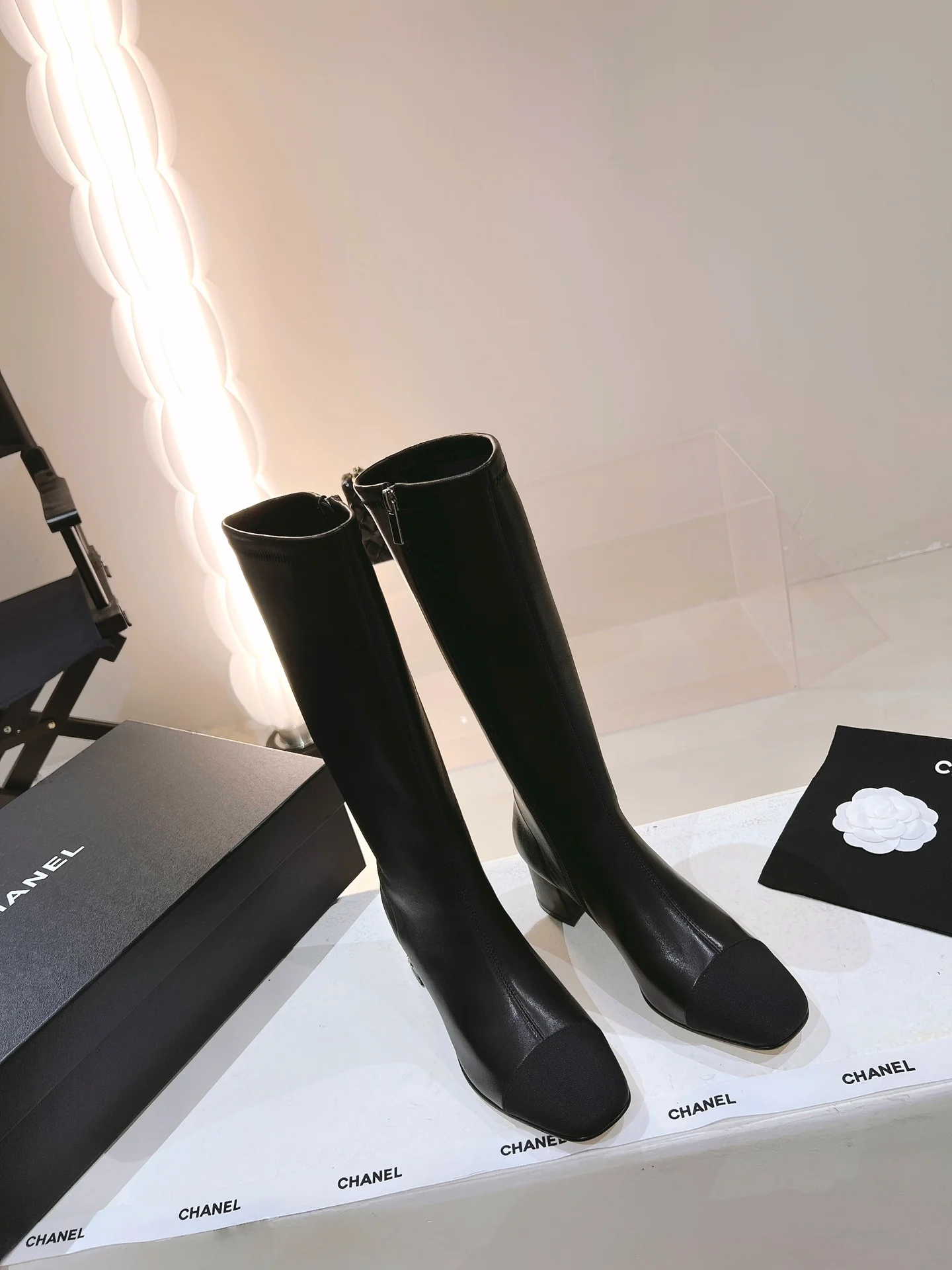 Новинка сезона осень/зима 2022 от Chanel - высокие сапоги из черной замши.