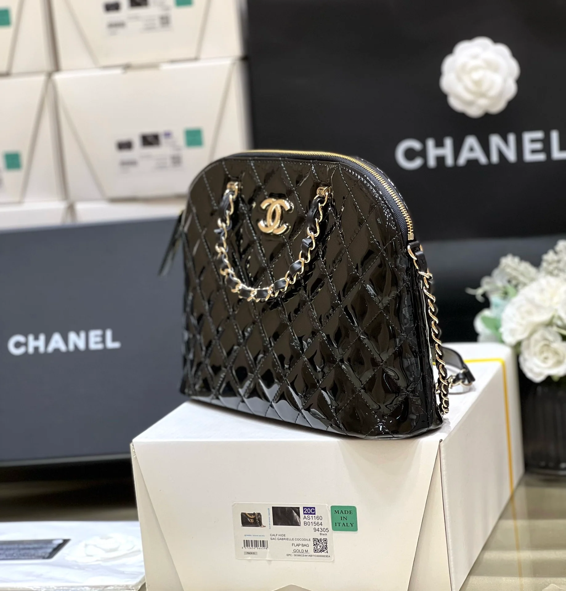 Новинка сезона весна/лето 2023 от Chanel - Сумка-ракушка из лакированной кожи - Большая - Черная