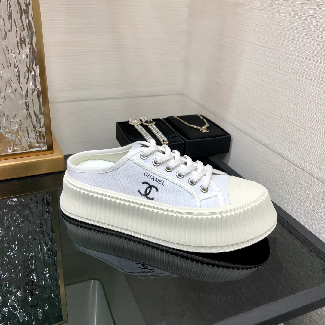 Новинка сезона весна/лето 2023 от Chanel - Тапочки на платформе из парусины - Белые