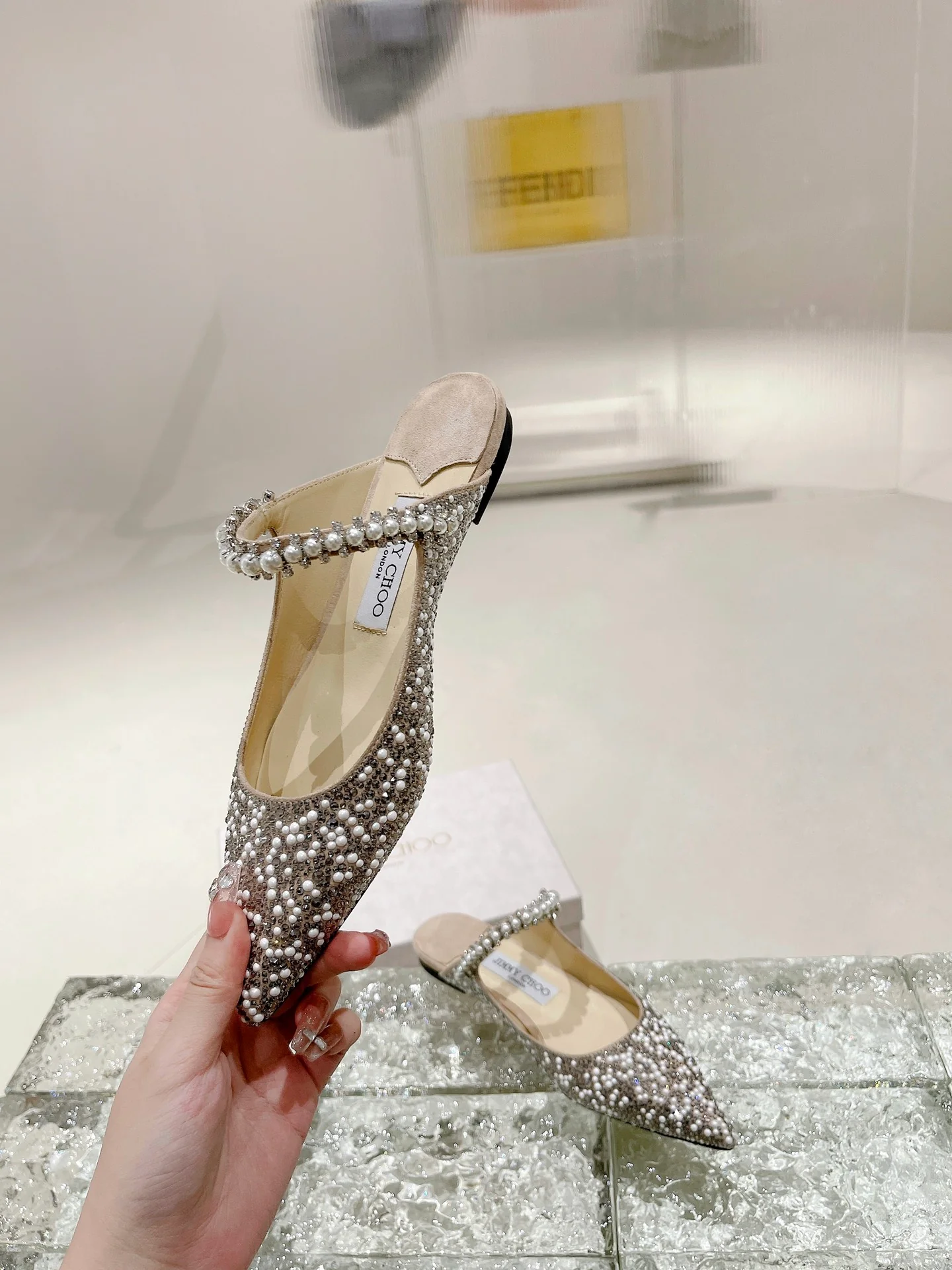 Сандалии-балетки Jimmy с острым носком и жемчужным блеском - серебристые