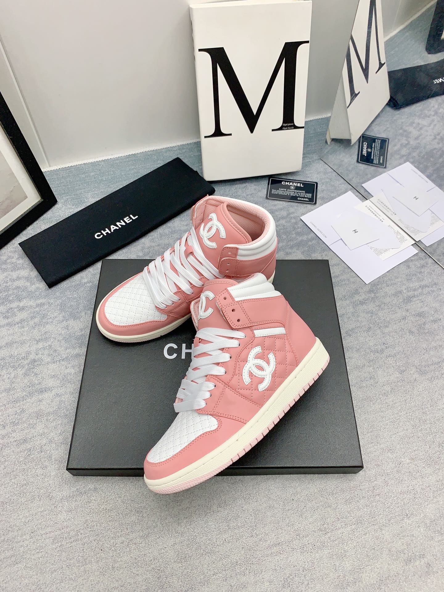 Коллекция Chanel 2023 года - Повседневные высокие кроссовки - Унисекс - Розовые