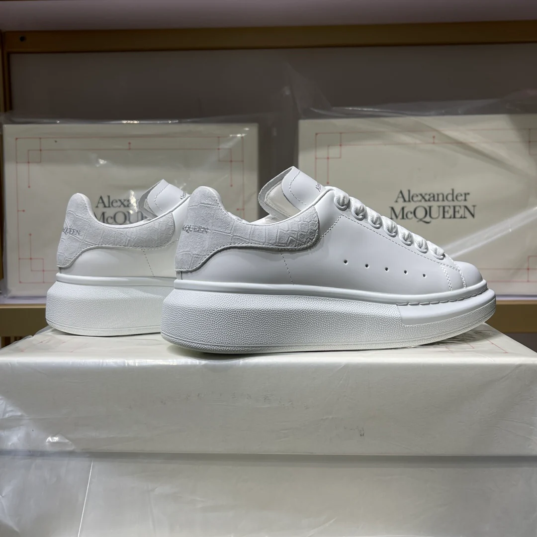 Классические белые кроссовки McQueen - унисекс - белый бархат с крокодиловым рисунком на задней части