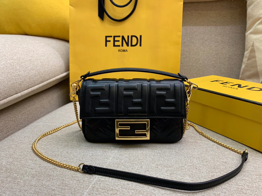 Маленькая черная кожаная сумка Fendi Baguette