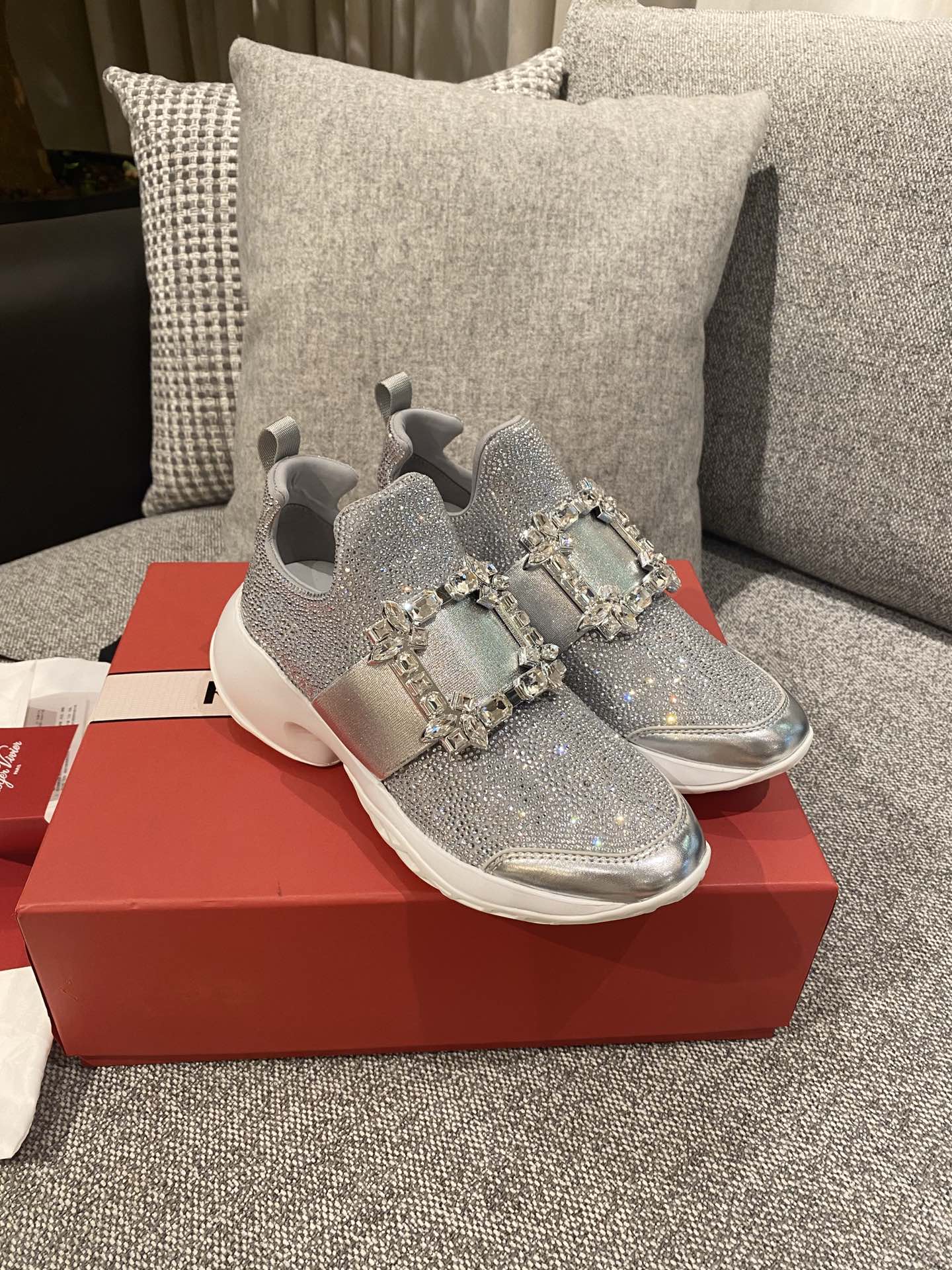 Кроссовки с пряжкой и стразами