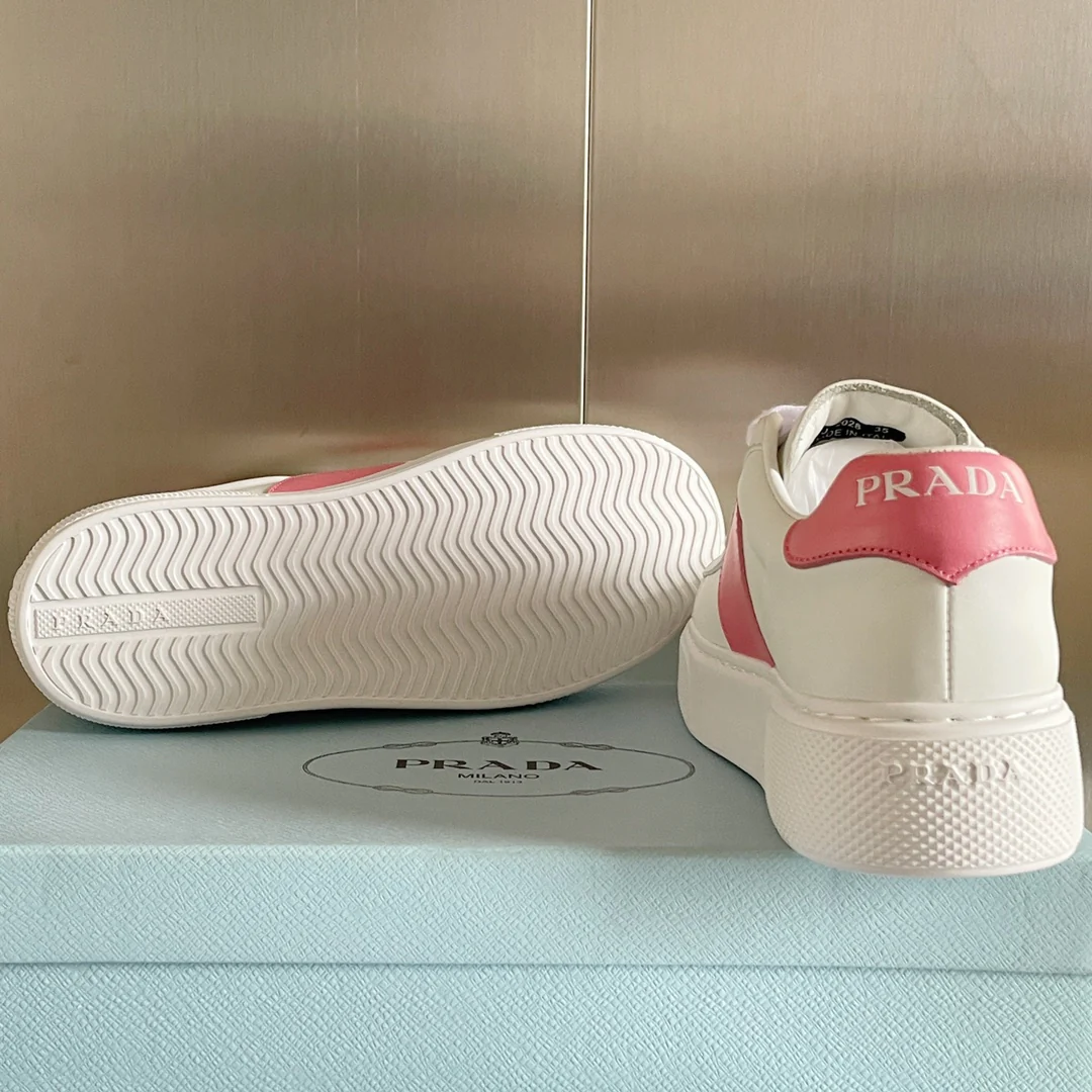 Prada, коллекция ?Ранняя весна 2022? — повседневные туфли на платформе — 13