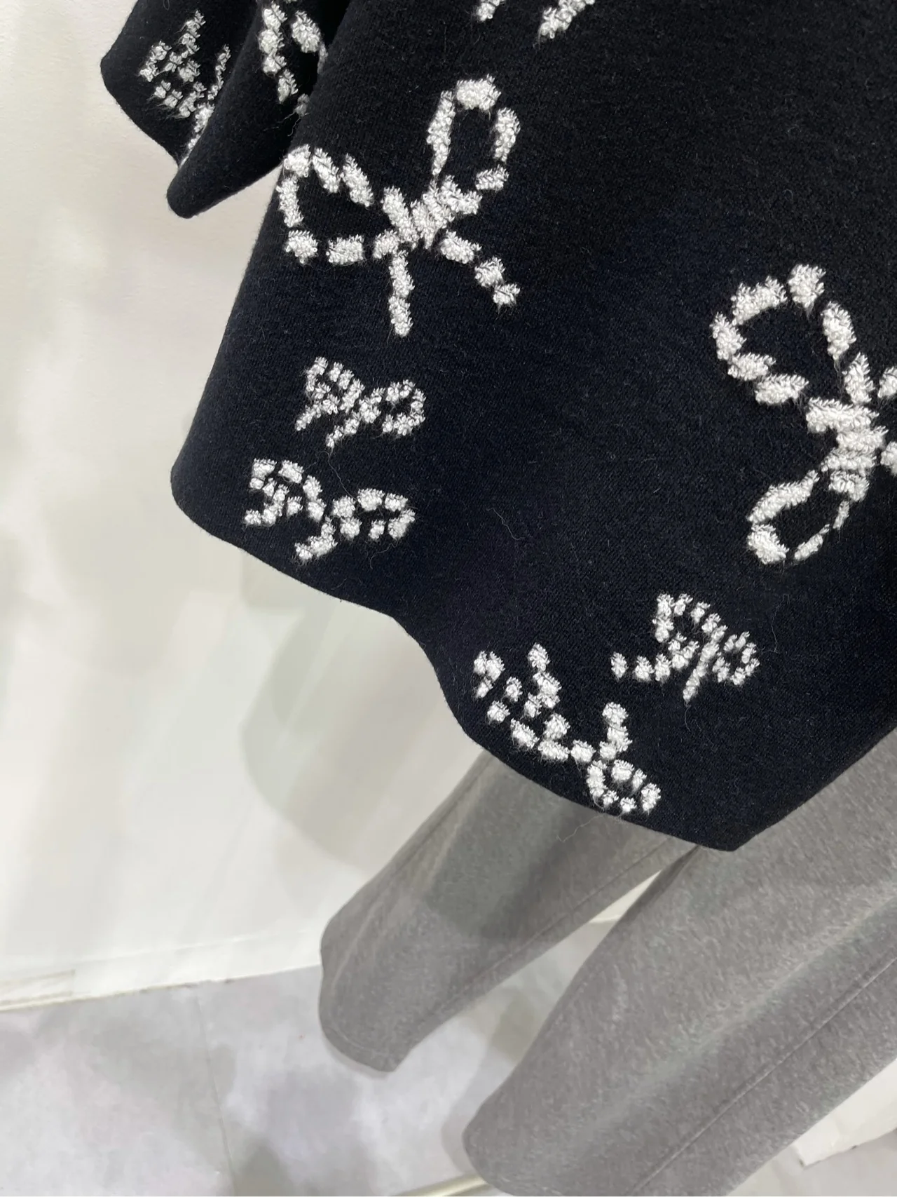 Chanel 2403 - Черный вязаный топ с короткими рукавами и бантом