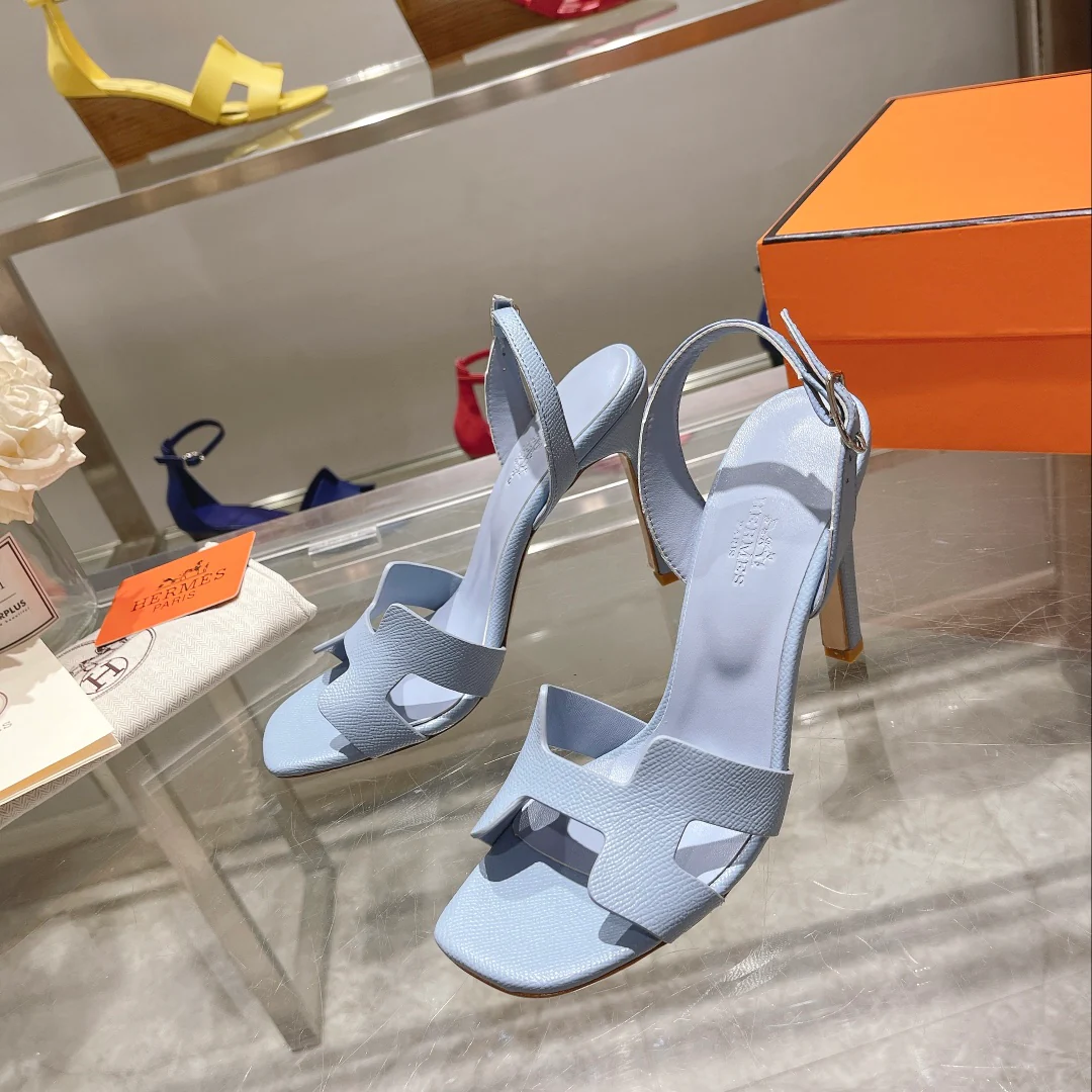 Новинка весны 2022 года от Hermes - сандалии на высоком каблуке.