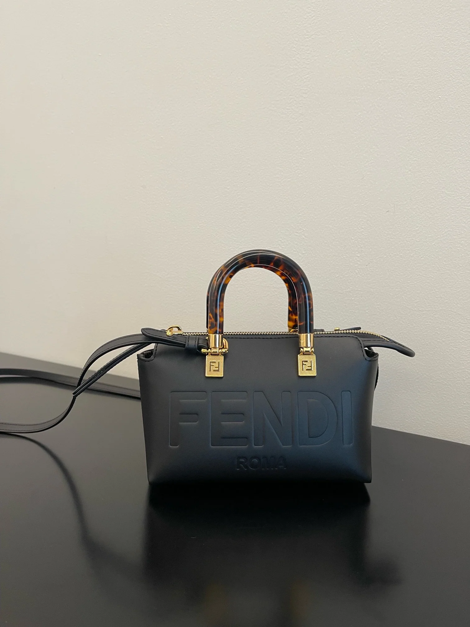 Мини-сумочка Fendi bytheway Boston черного цвета.