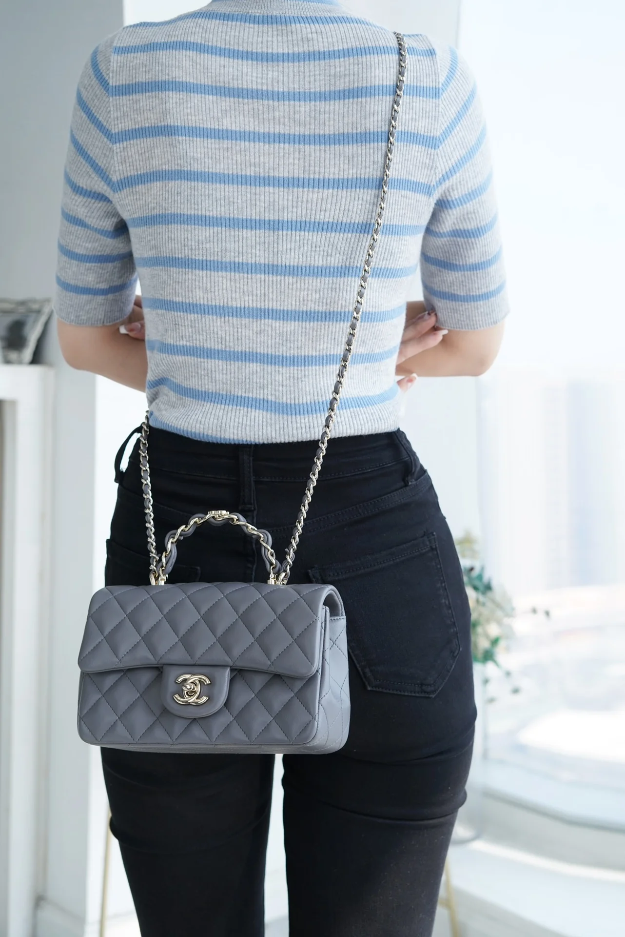 Chanel - Новая гармошка с ручкой, украшенной стразами - Серая