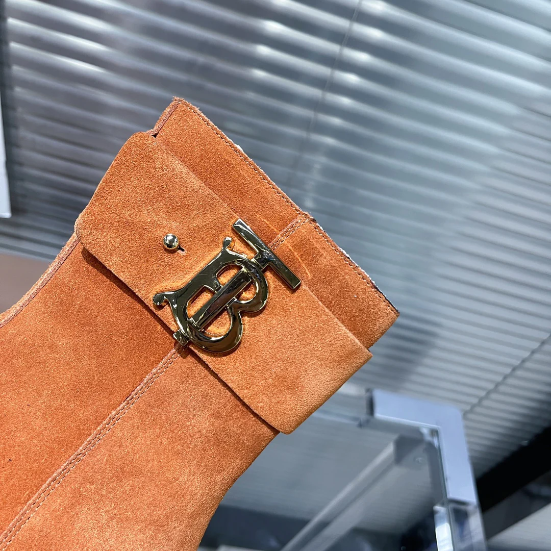 Коллекция Burberry осень/зима 2022 — Ботильоны на массивном каблуке