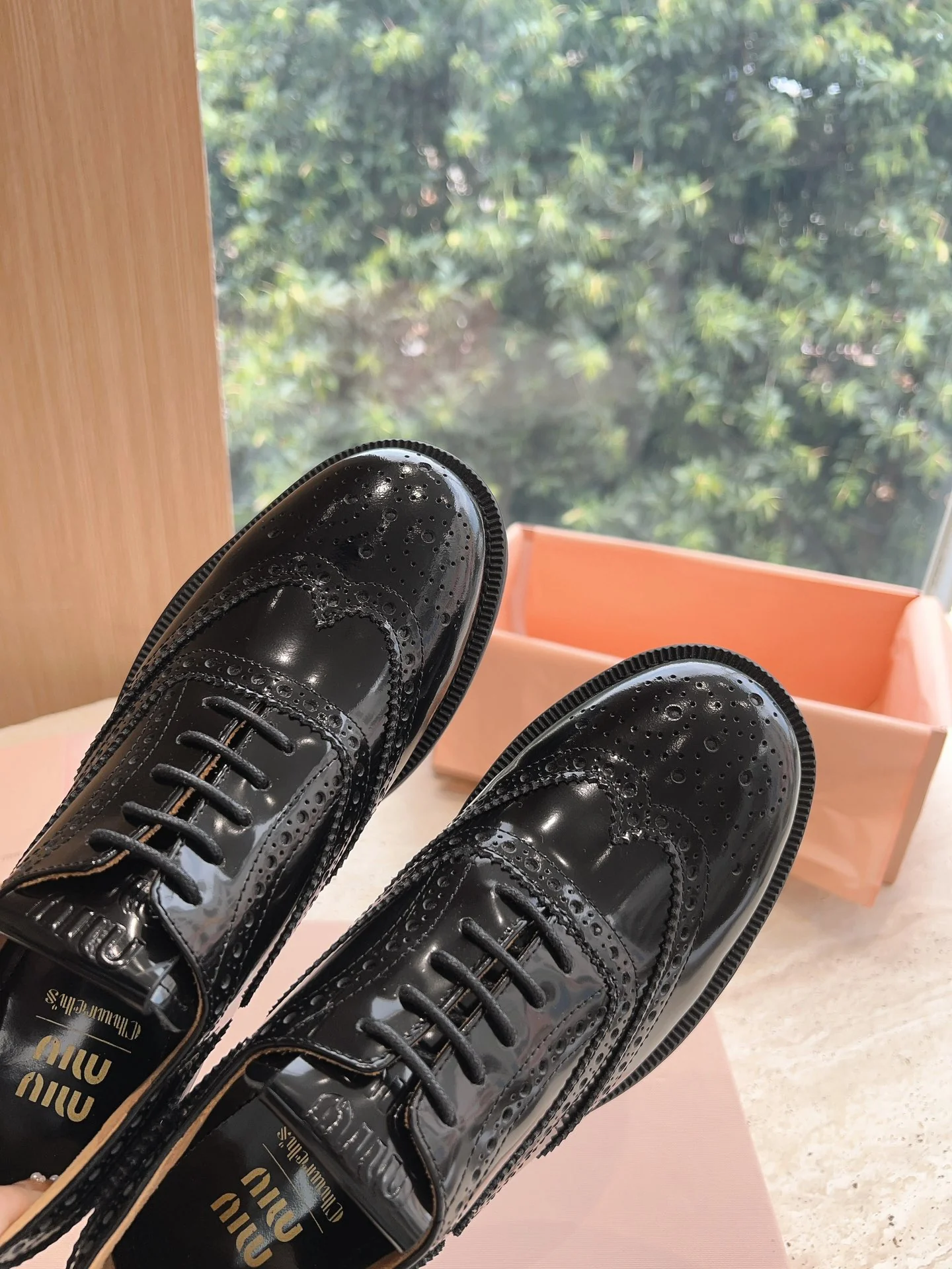 Новинка Miu Miu 2023 года - Лоферы на шнуровке в британском стиле - Черные