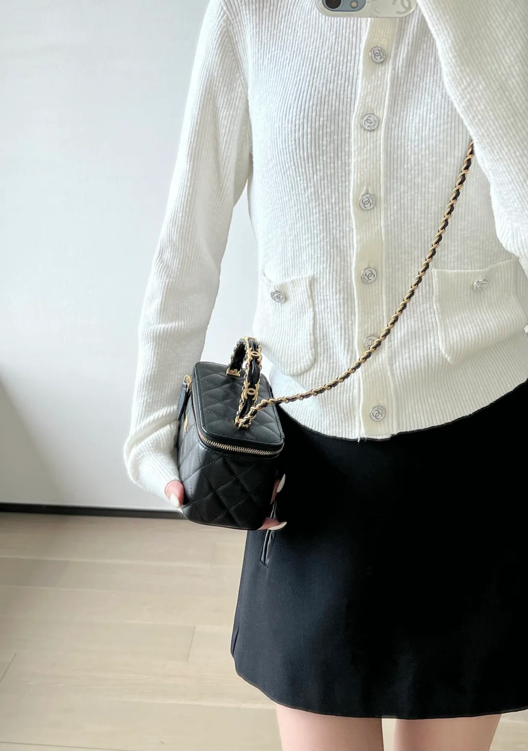 Chanel - ??? - Косметичка с двумя кожаными ручками - ??? - Черная с золотой фурнитурой