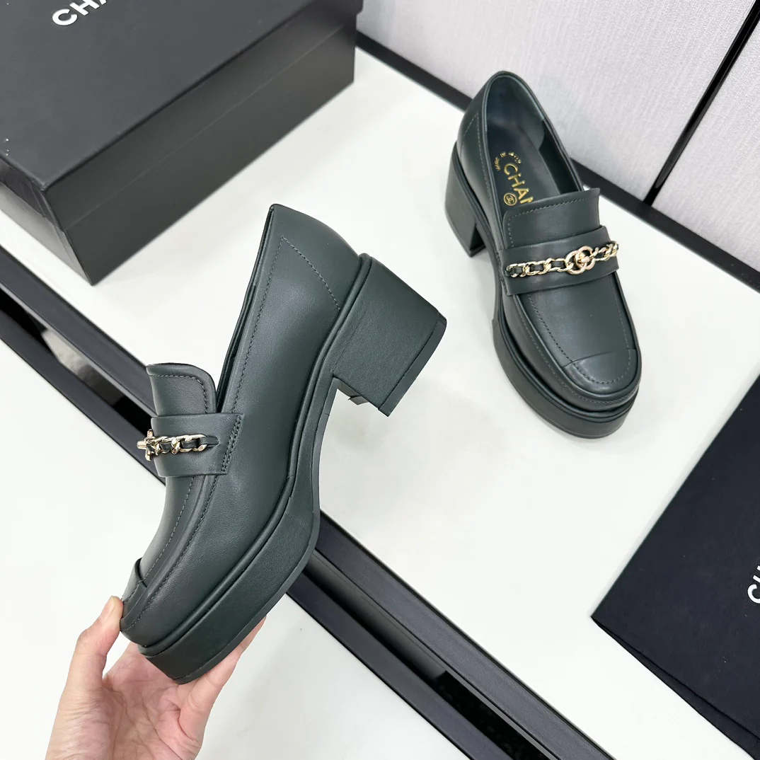 Кожаные туфли на платформе Chanel 2024 — темно-зеленые