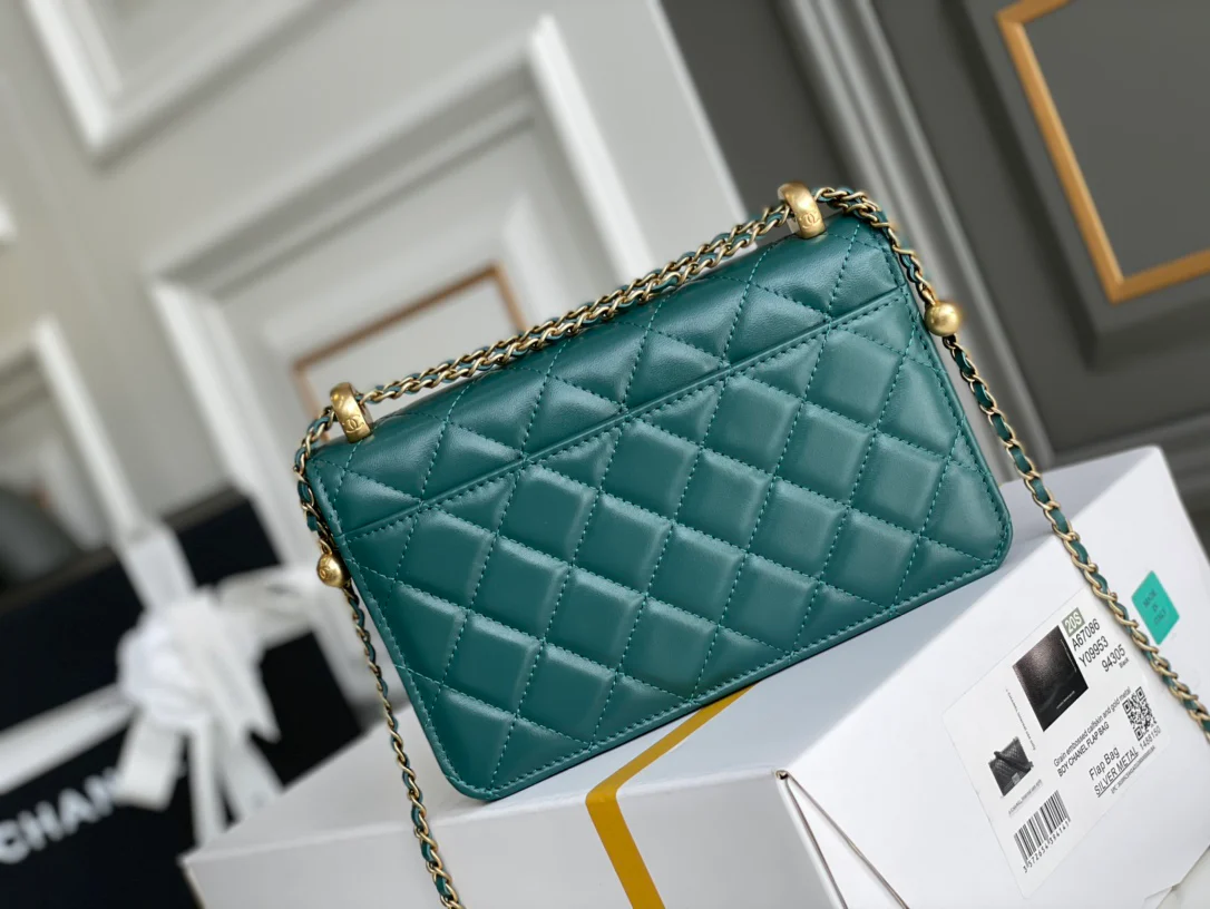 Chanel - Double Gold Ball WOC - Зеленая кожа с золотой пряжкой