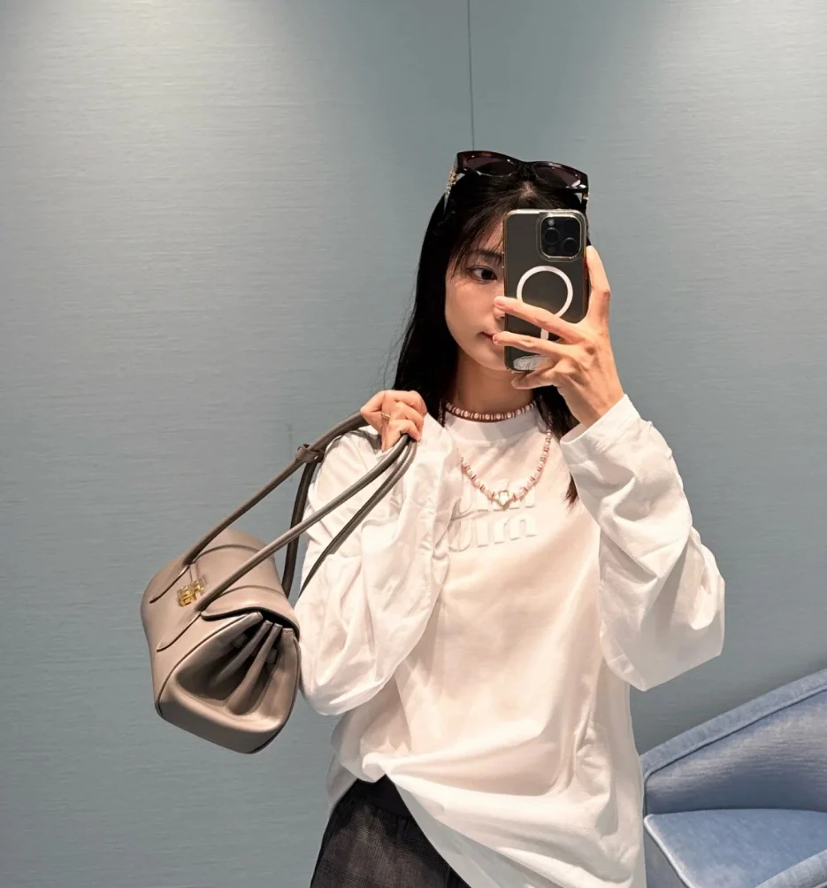 Сумка-багет Miu Miu через плечо — серая — Body Wear Sharing