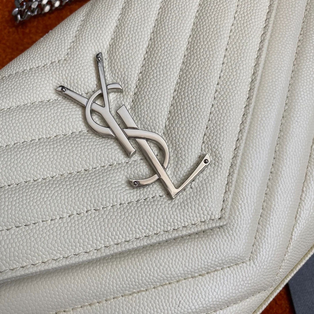 Кошелек-конверт YSL с монограммой из икры — белый с серебристой фурнитурой.