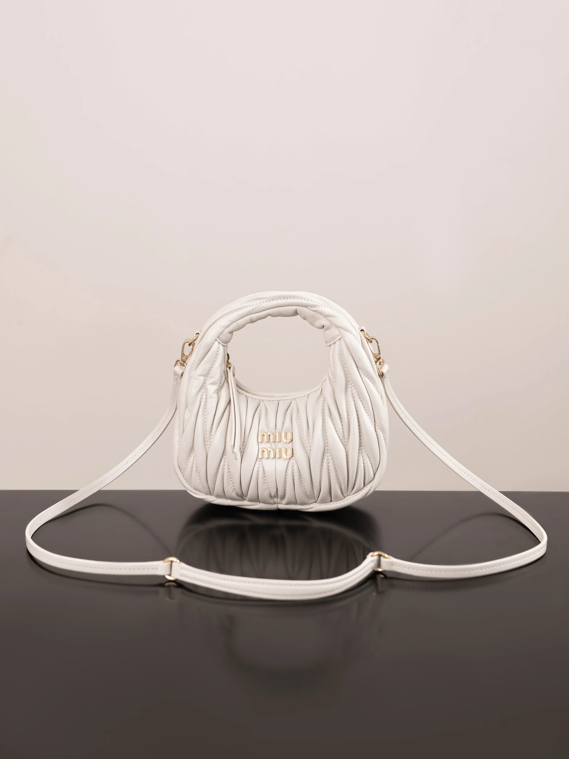 Miu Miu - Миниатюрная сумочка из овечьей кожи - Белая