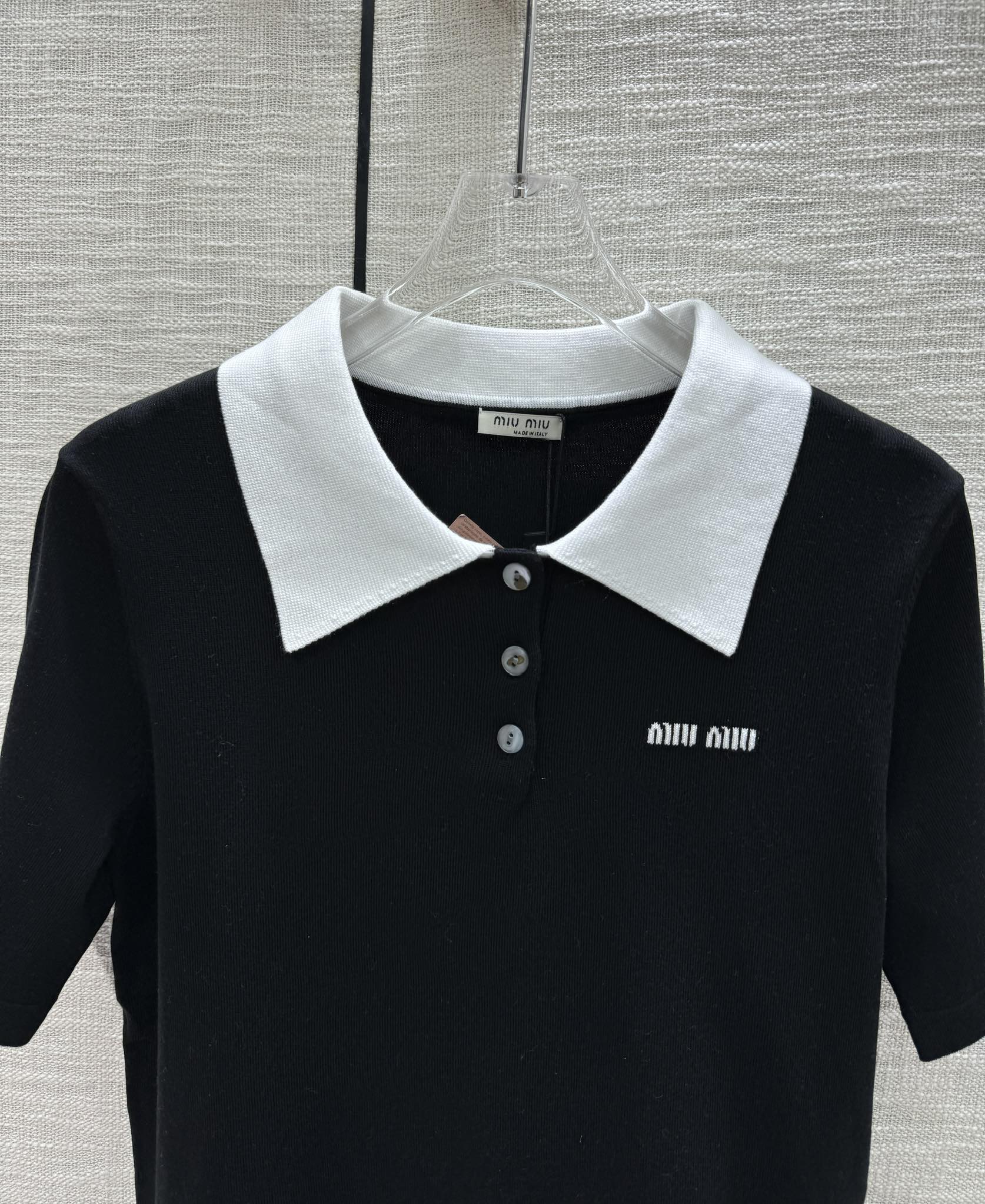 Miu Miu - 2404 - Трикотажный топ с короткими рукавами и воротником-поло с цветовыми блоками - Черный