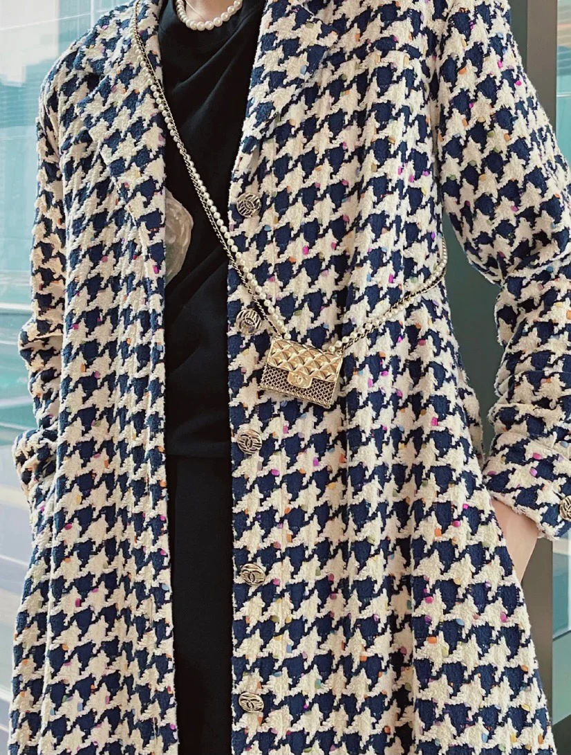 Металлическая сумка Chanel с жемчужной цепочкой