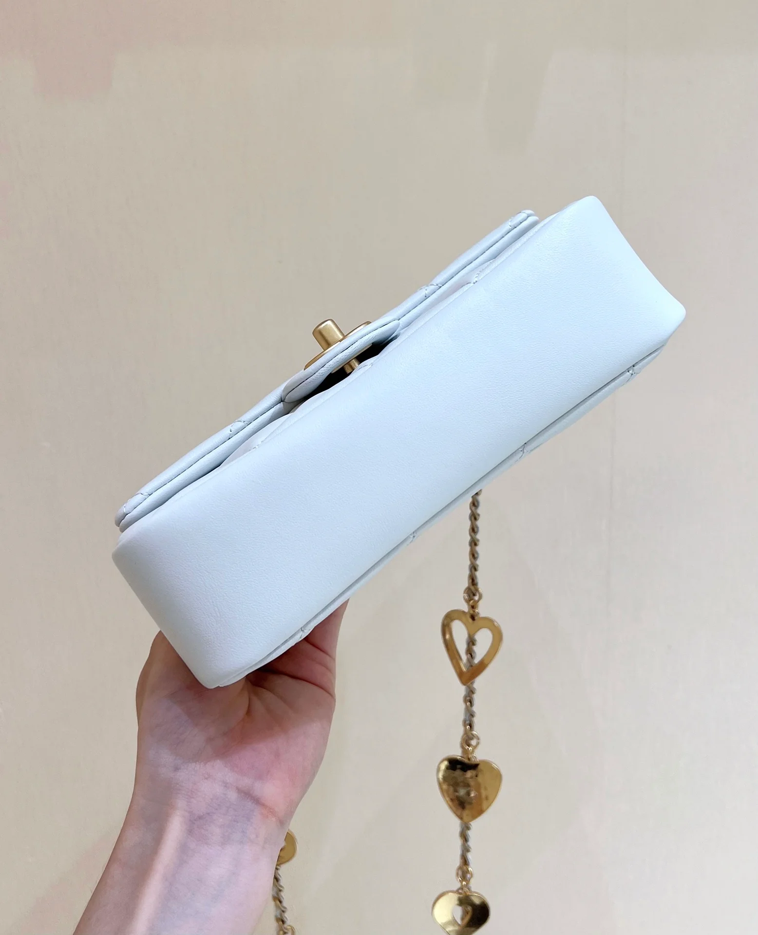 Новинка сезона осень/зима 2022 от Chanel - Сумка CF с подвеской в ??виде сердца на цепочке - Лимитированная серия - Белая