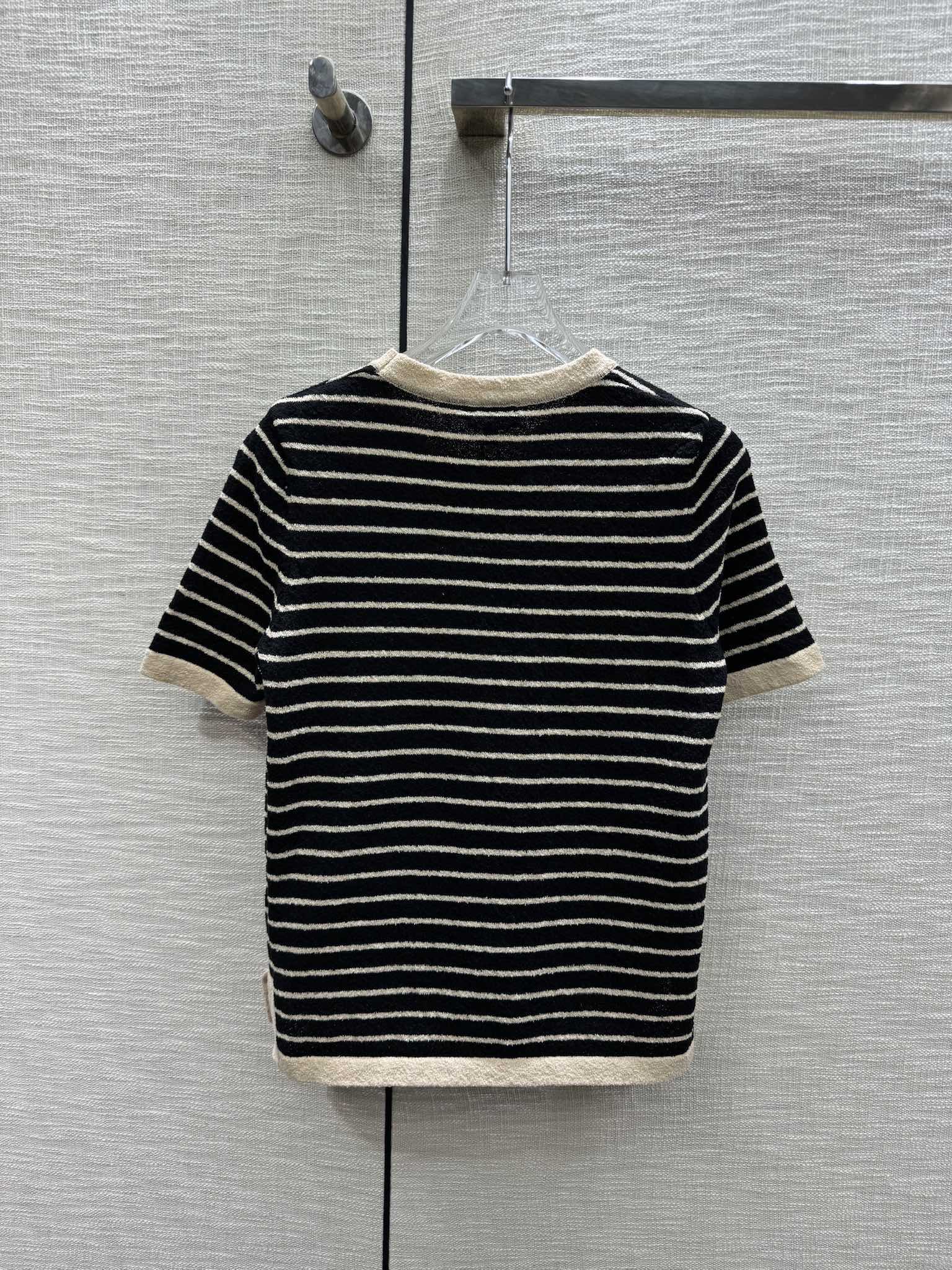 Коллекция Chanel Весна/Лето 2024: Новый винтажный полосатый трикотажный джемпер с коротким рукавом