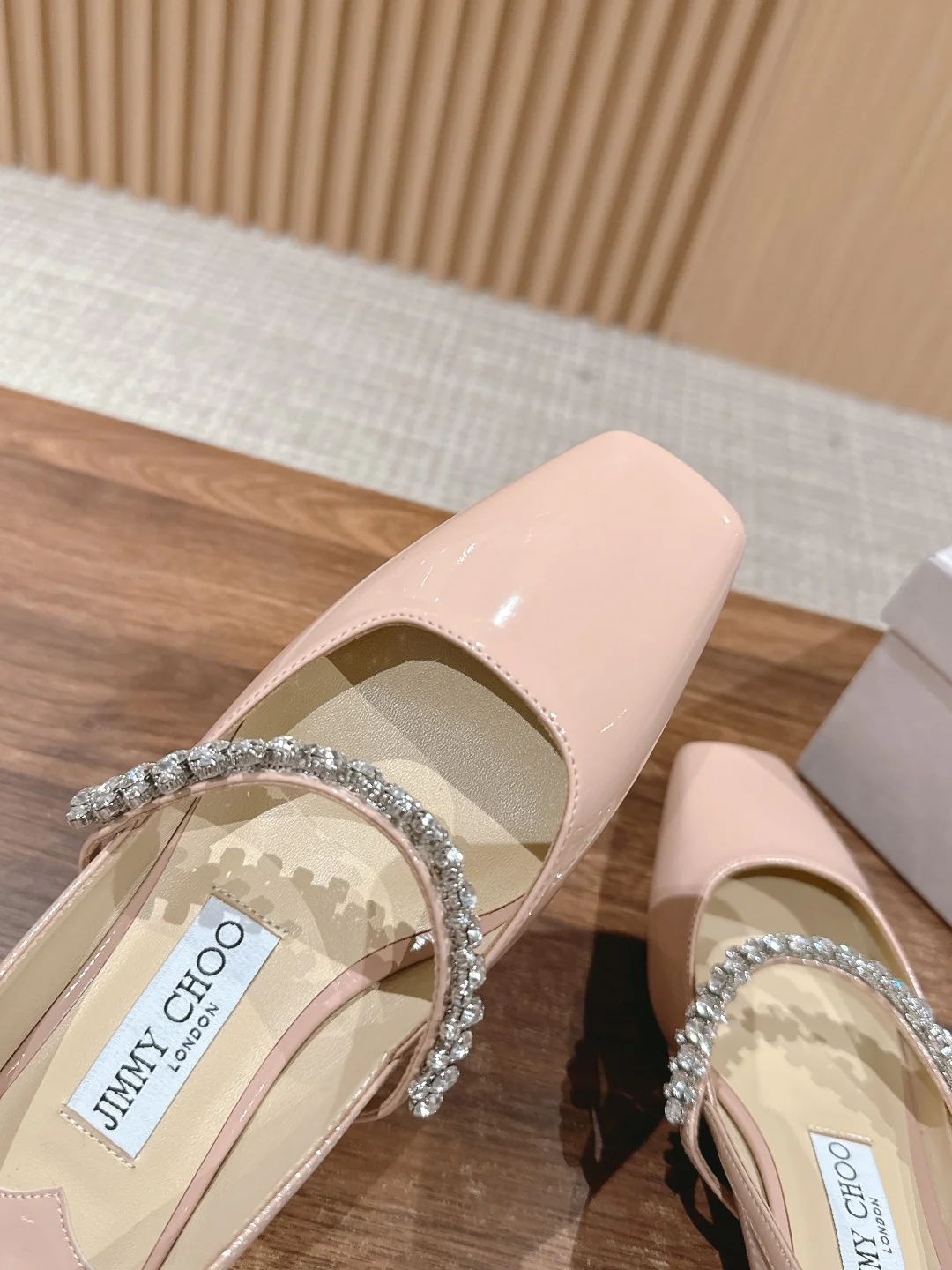 Сандалии Jimmy Mary Jane с цепочкой из кристаллов на пятке - розовые