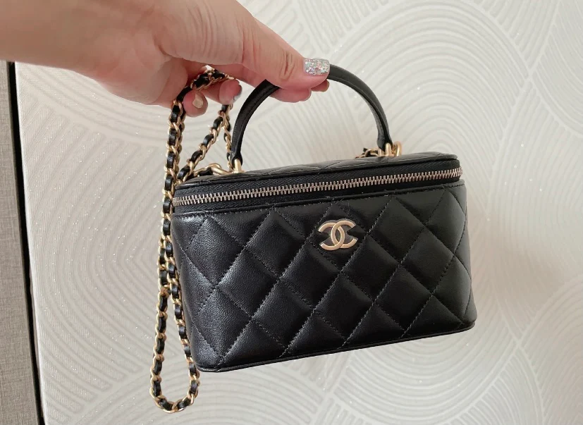 Сумка-коробочка Chanel с кожаной ручкой, длинная, черная.