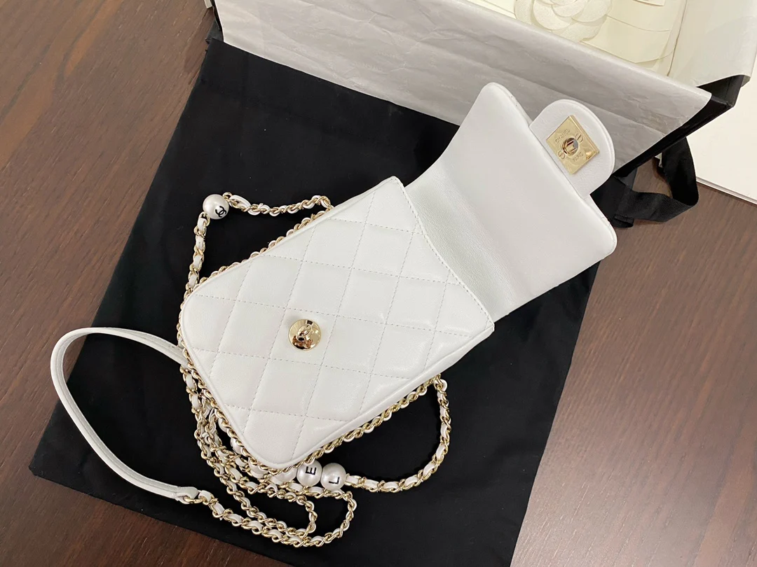 Сумка для телефона Chanel CF Pearl из коллекции Весна/Лето 2020 - белая.