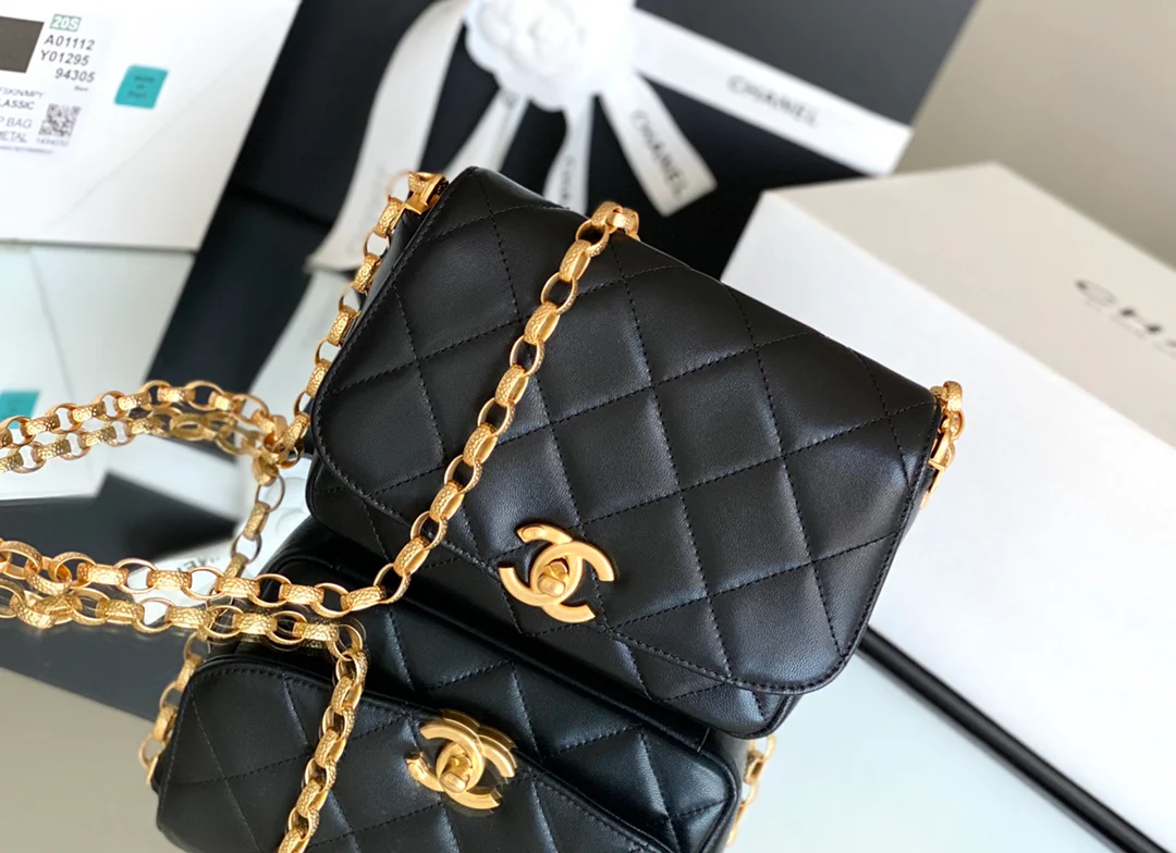 Chanel - Винтажная золотая сумка с клапаном и цепочкой из золотых монет