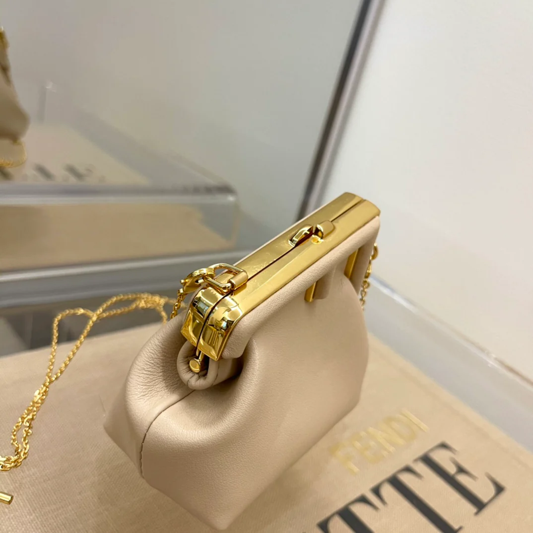 Первый брелок Fendi - розовая кожа наппа