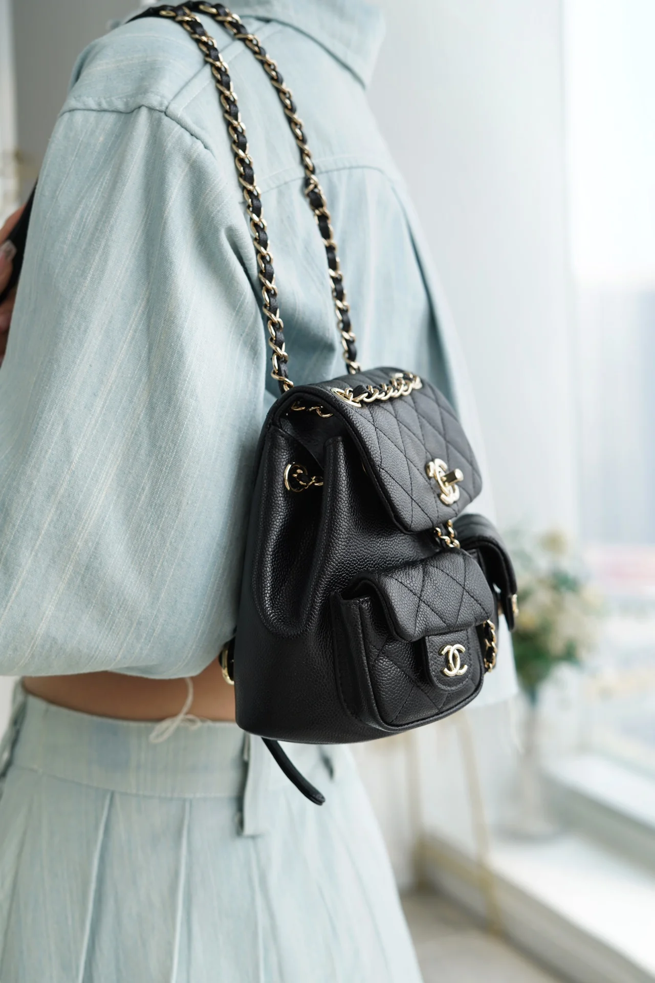 Коллекция Chanel Весна/Лето 2023 - Duma - Однотонный рюкзак из телячьей кожи - Черный - Мини