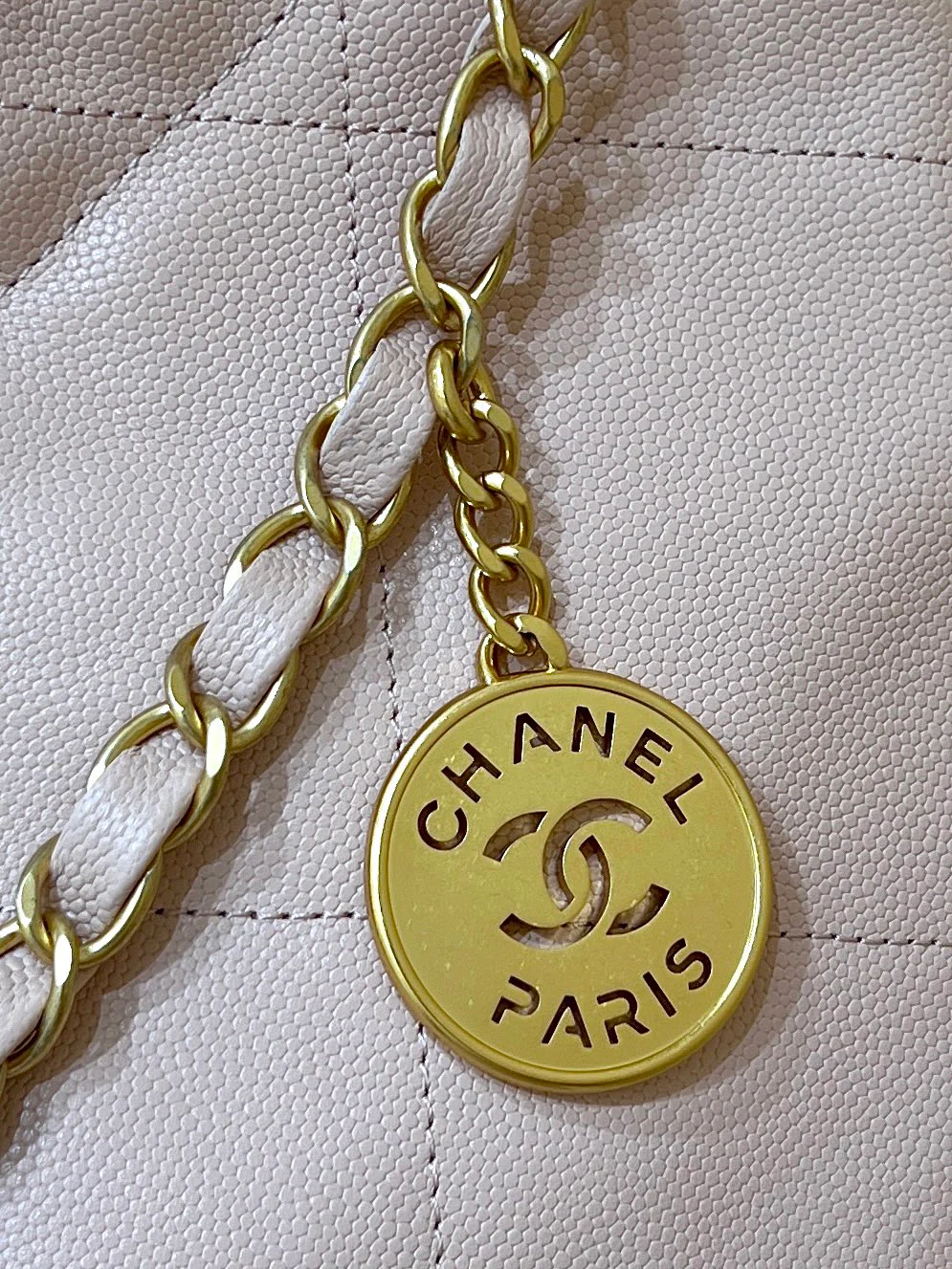 Chanel - Розовая кожаная сумка-мешочек с текстурой 